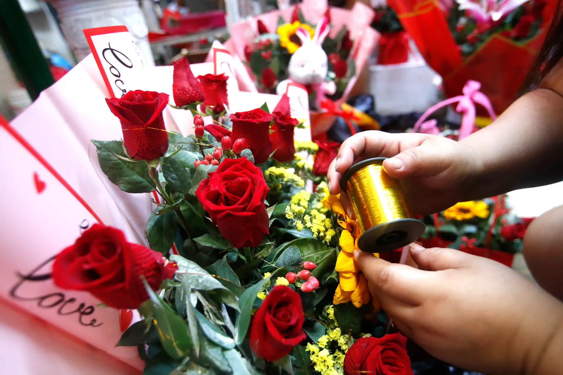 En el Mercado de Flores de Piedra Liza, en el Rímac, se venden los ramos de rosas y otras especies florales en el día de San Valentín. Desde allí los comerciantes distribuyen mercadería a diferentes partes del país y brindan grandes ofertas al público por esta festividad.
Foto: ANDINA/ Eddy Ramos