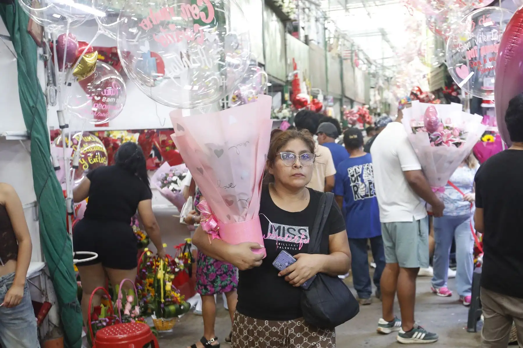 En el Mercado de Flores de Piedra Liza, en el Rímac, se venden los ramos de rosas y otras especies florales en el día de San Valentín. Desde allí los comerciantes distribuyen mercadería a diferentes partes del país y brindan grandes ofertas al público por esta festividad.
Foto: ANDINA/ Eddy Ramos