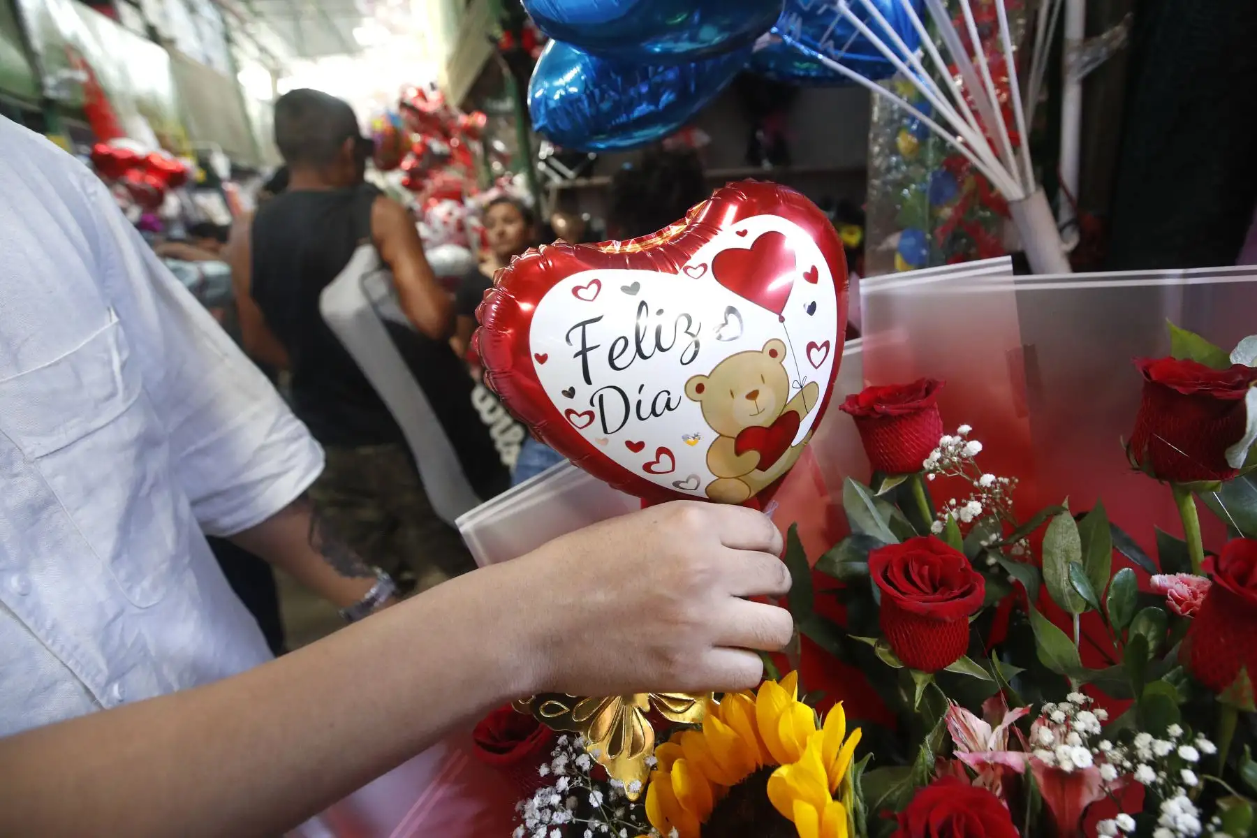 En el Mercado de Flores de Piedra Liza, en el Rímac, se venden los ramos de rosas y otras especies florales en el día de San Valentín. Desde allí los comerciantes distribuyen mercadería a diferentes partes del país y brindan grandes ofertas al público por esta festividad.
Foto: ANDINA/ Eddy Ramos