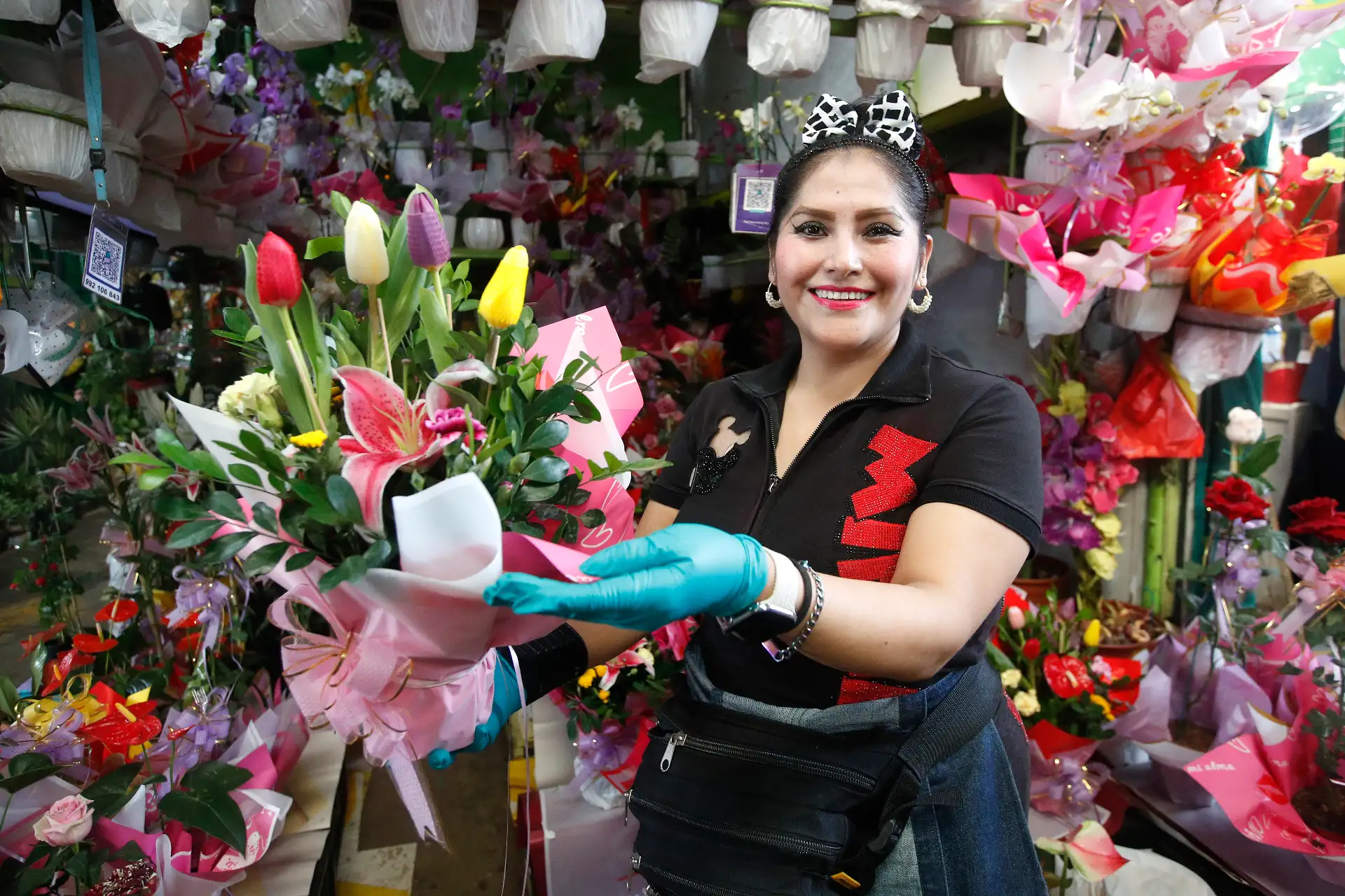 En el Mercado de Flores de Piedra Liza, en el Rímac, se venden los ramos de rosas y otras especies florales en el día de San Valentín. Desde allí los comerciantes distribuyen mercadería a diferentes partes del país y brindan grandes ofertas al público por esta festividad.
Foto: ANDINA/ Eddy Ramos