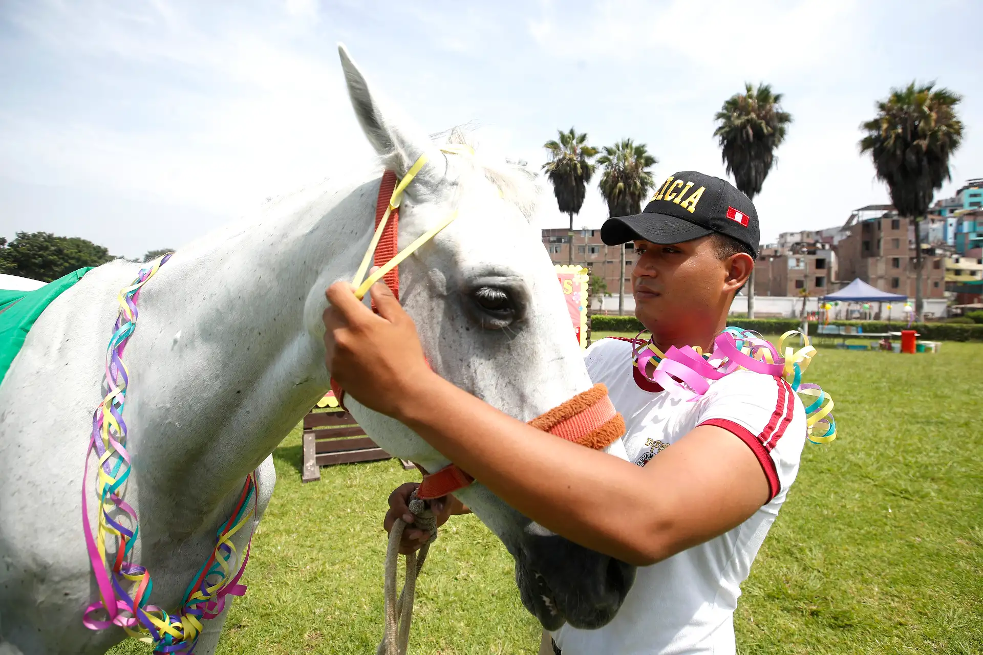 Policía Nacional del Perú, a través de la Unidad Histórica de Policía Montada "El Potao" organiza el festival “Equino Carnavales POTAO PNP ”.  Esta actividad, busca fortalecer las habilidades sociales y control de sentimientos, entre niños, adolescentes y adultos con discapacidad y habilidades diferentes.
Foto: ANDINA/ Eddy Ramos