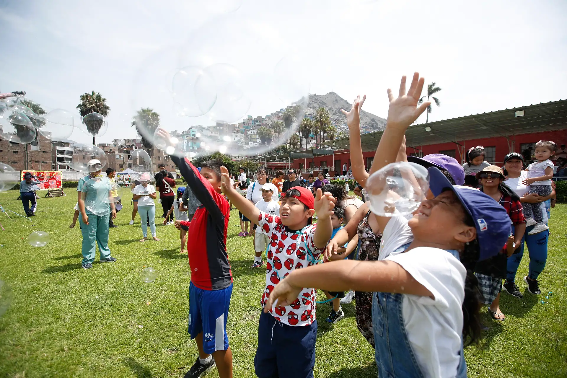 Policía Nacional del Perú, a través de la Unidad Histórica de Policía Montada "El Potao" organiza el festival “Equino Carnavales POTAO PNP ”.  Esta actividad, busca fortalecer las habilidades sociales y control de sentimientos, entre niños, adolescentes y adultos con discapacidad y/o habilidades diferentes.
Foto: ANDINA/ Eddy Ramos