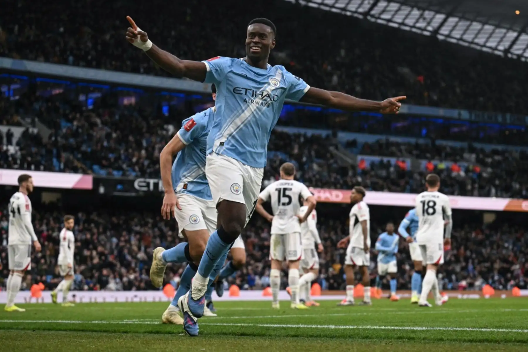 Celebra tras marcar un gol durante el partido de tercera ronda de la FA Cup entre el Manchester City y el Salford City en el Etihad Stadium de Mánchester, noroeste de Inglaterra. Foto: ANDINA/AFP