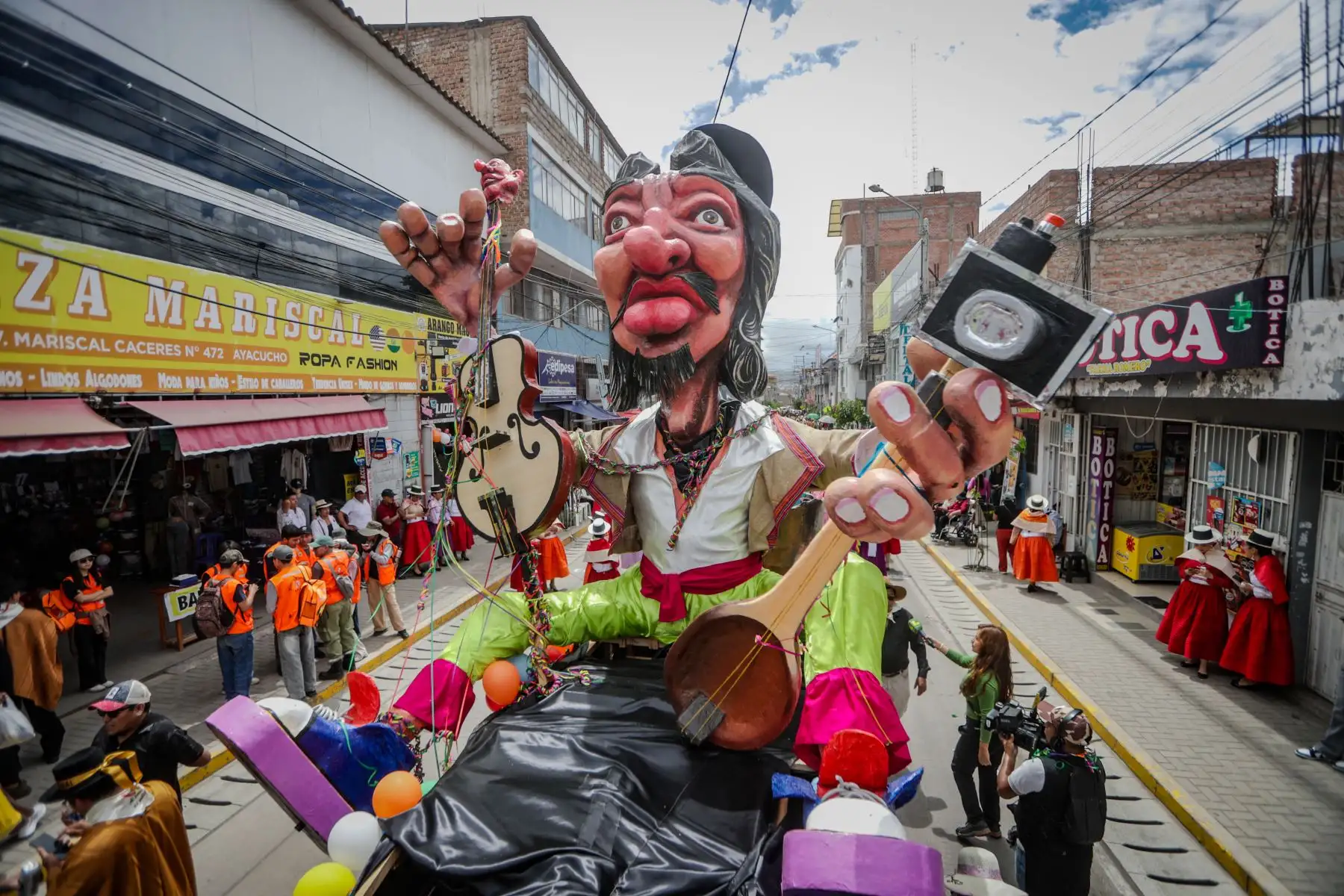 La enorme riqueza cultural de este departamento del sur peruano con danzas, música, trajes típicos, comparsas, talco, agua y serpentina que crean un ambiente mágico y contagiante.Foto: ANDINA/Ricardo Cuba