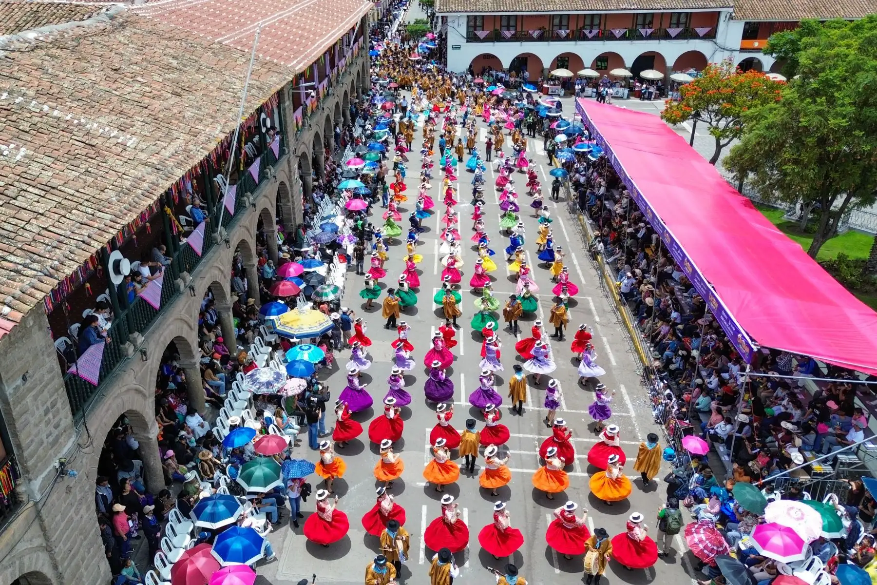 Con el ingreso del Ño Carnavalón y pasacalle de comparsas institucionales hacia la Plaza Mayor inician los carnavales en Ayacucho .Foto: ANDINA/Ricardo Cuba
