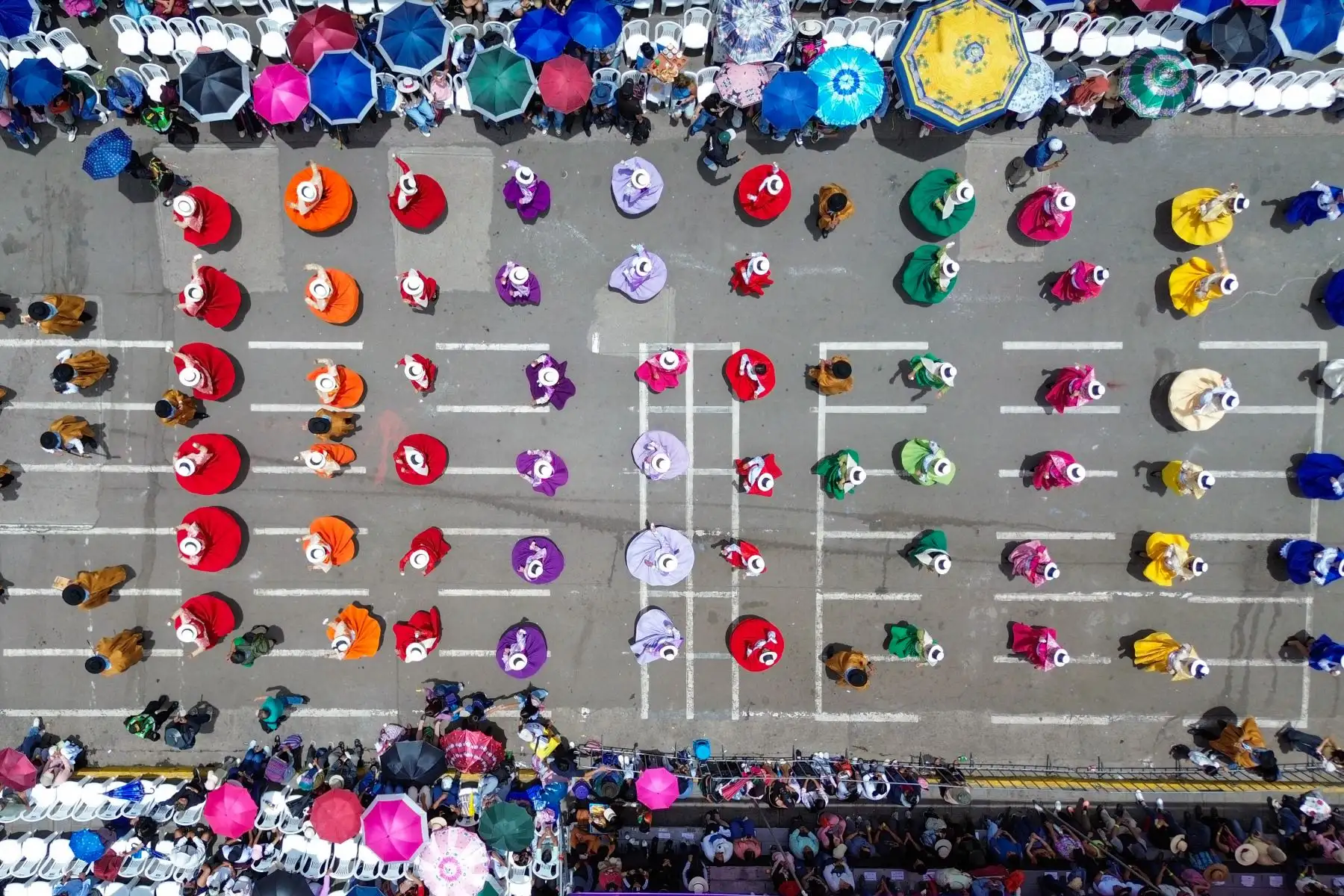 El Carnaval de Ayacucho fue declarado Patrimonio Cultural de la Nación, el 4 de diciembre de 2003, por constituir una tradición que ha sido conservada no solamente como sentimiento festivo, sino como una propuesta testimonial de la creatividad andina (indígena-mestiza) y que expresa un tributo a la Pachamama, por la maduración de las sementeras y por tener un carácter ritual. Foto: ANDINA/Ricardo Cuba