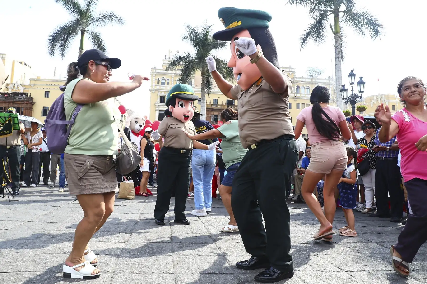 En el marco del Día del Amor y la Amistad, la Municipalidad de Lima y la Policía Nacional del Perú organizaron una jornada cultural y recreativa en el corazón del Centro Histórico, promoviendo un espacio de encuentro y celebración para la ciudadanía. Foto: ANDINA/Verónica Calderón