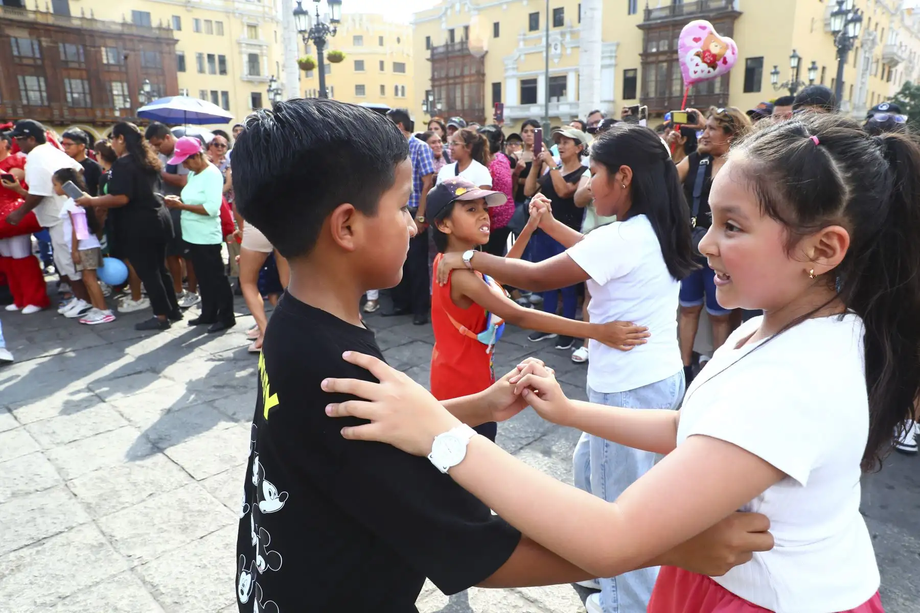 Parejas, amigos y asistentes de todas las edades participaron de manera espontánea, transformando la emblemática plaza en una gran pista abierta al compás de distintas melodías. Foto: ANDINA/Verónica Calderón