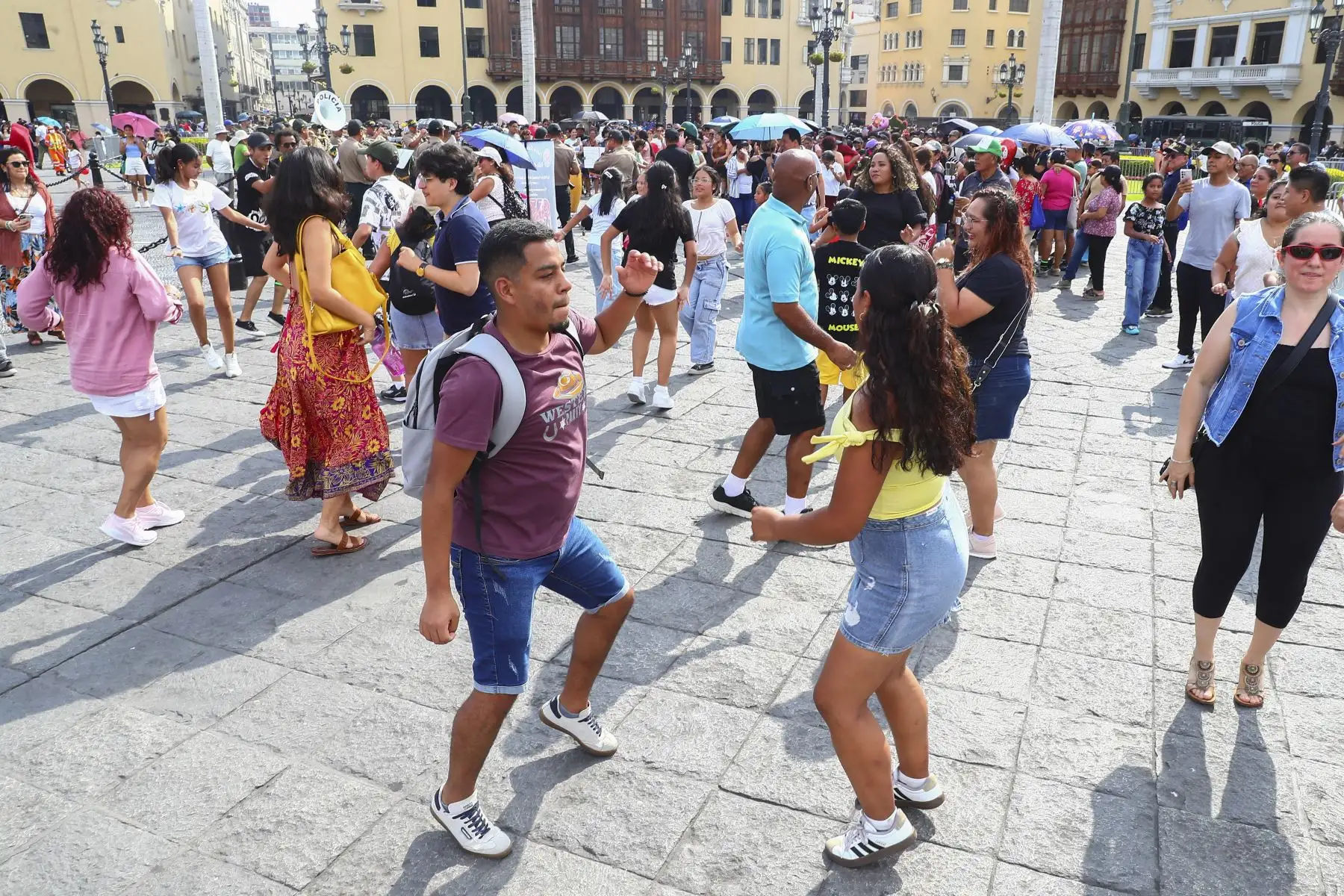 La banda de música de la Policía Nacional fue la encargada de poner el ritmo a la jornada, interpretando un variado repertorio que despertó aplausos y motivó al público a sumarse al baile. Foto: ANDINA/Verónica Calderón