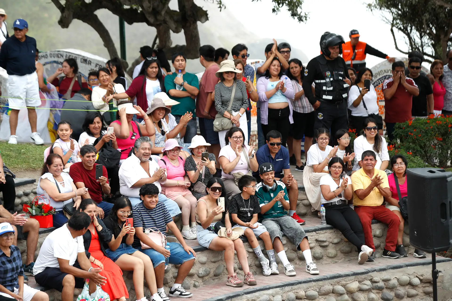 Hoy se celebra el Día del Amor y la Amistad, y como cada año, decenas de parejas, enamorados y amigos salen a pasear cerca al " Parque del Amor " donde se encuentra la emblemática escultura llamada " El Beso", obra del artista plástico, Víctor Delfín. 
Foto: ANDINA/ Eddy Ramos