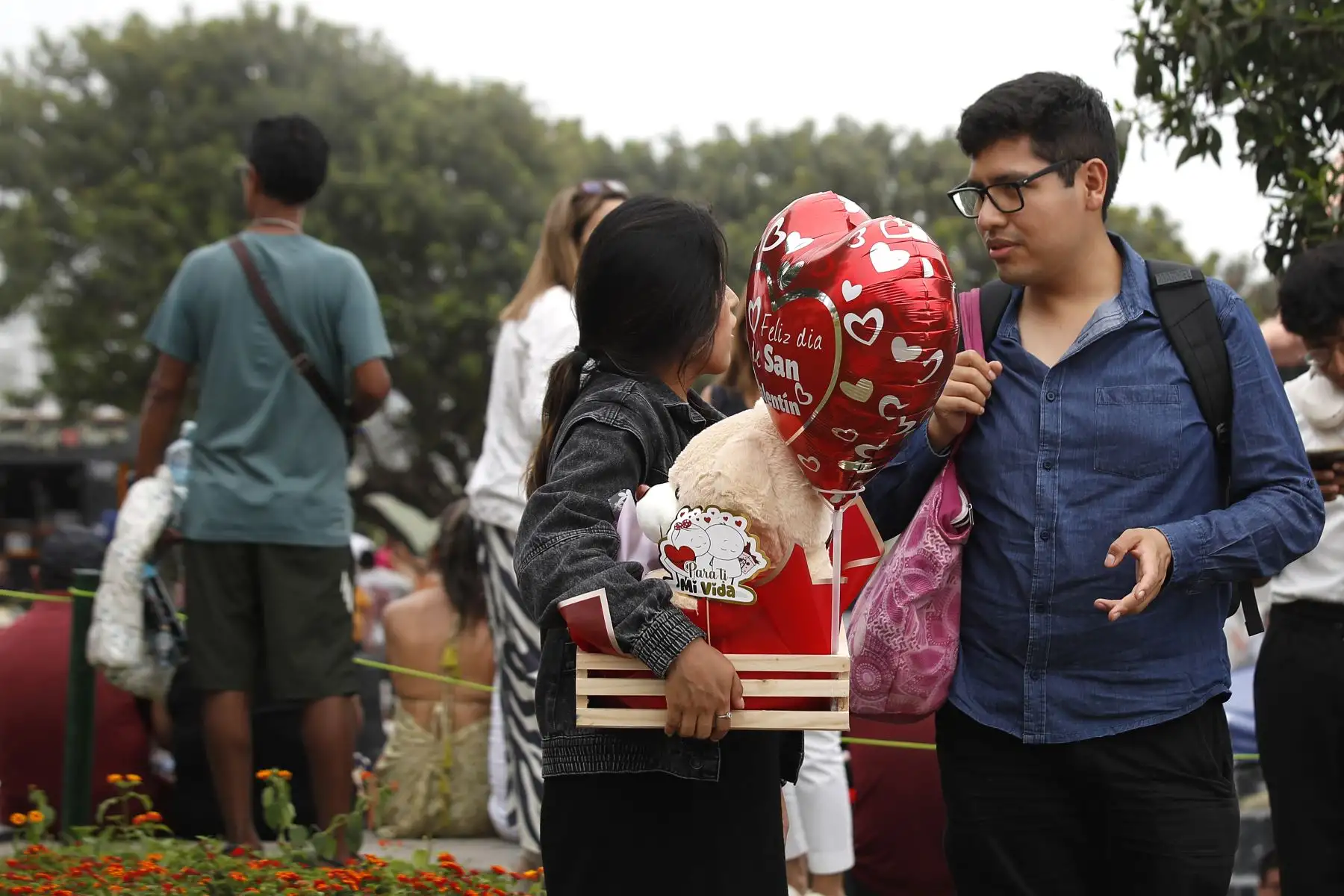 Hoy se celebra el Día del Amor y la Amistad, y como cada año, decenas de parejas, enamorados y amigos salen a pasear cerca al " Parque del Amor " donde se encuentra la emblemática escultura llamada " El Beso", obra del artista plástico, Víctor Delfín. 
Foto: ANDINA/ Eddy Ramos