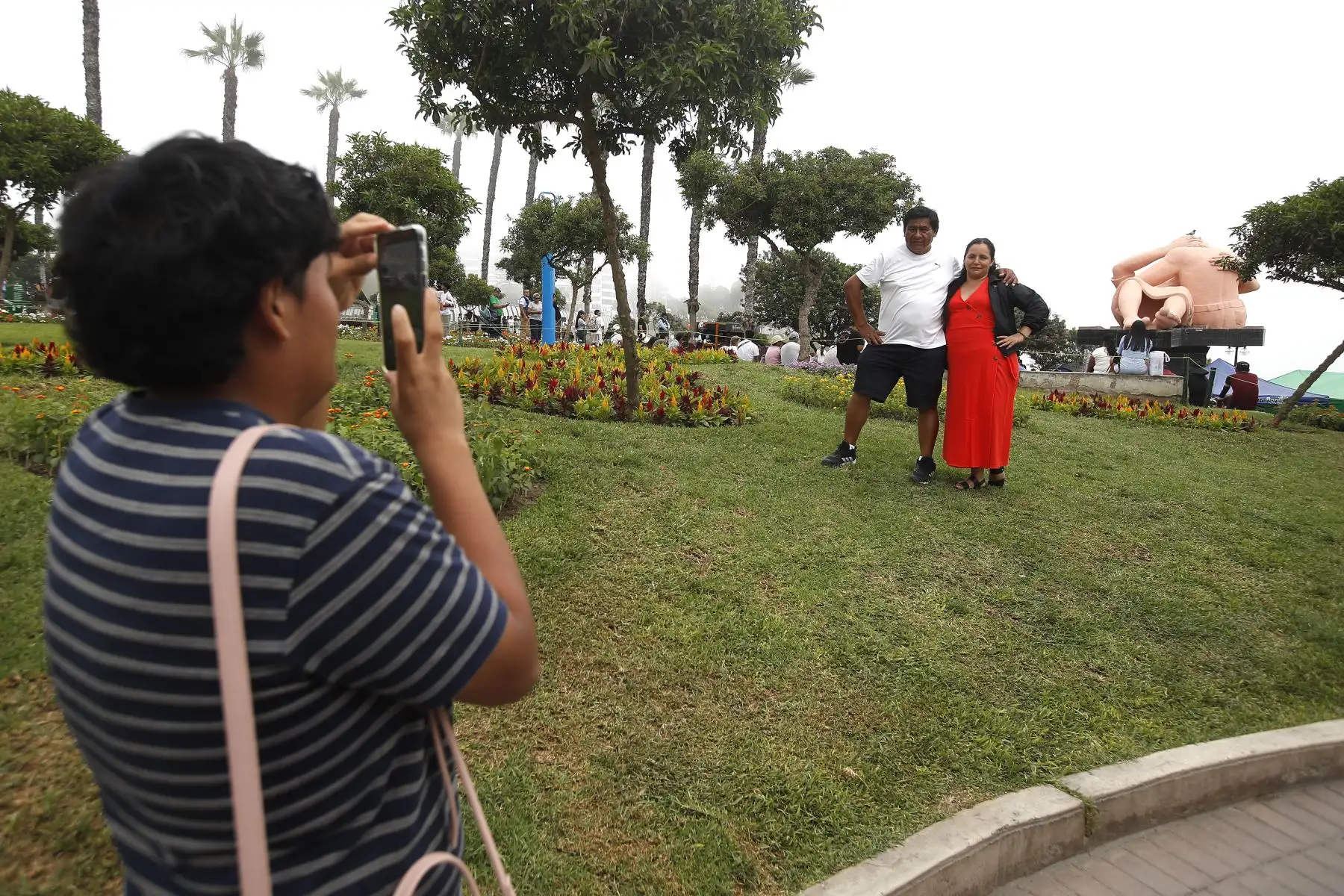 Hoy se celebra el Día del Amor y la Amistad, y como cada año, decenas de parejas, enamorados y amigos salen a pasear cerca al " Parque del Amor " donde se encuentra la emblemática escultura llamada " El Beso", obra del artista plástico, Víctor Delfín. 
Foto: ANDINA/ Eddy Ramos