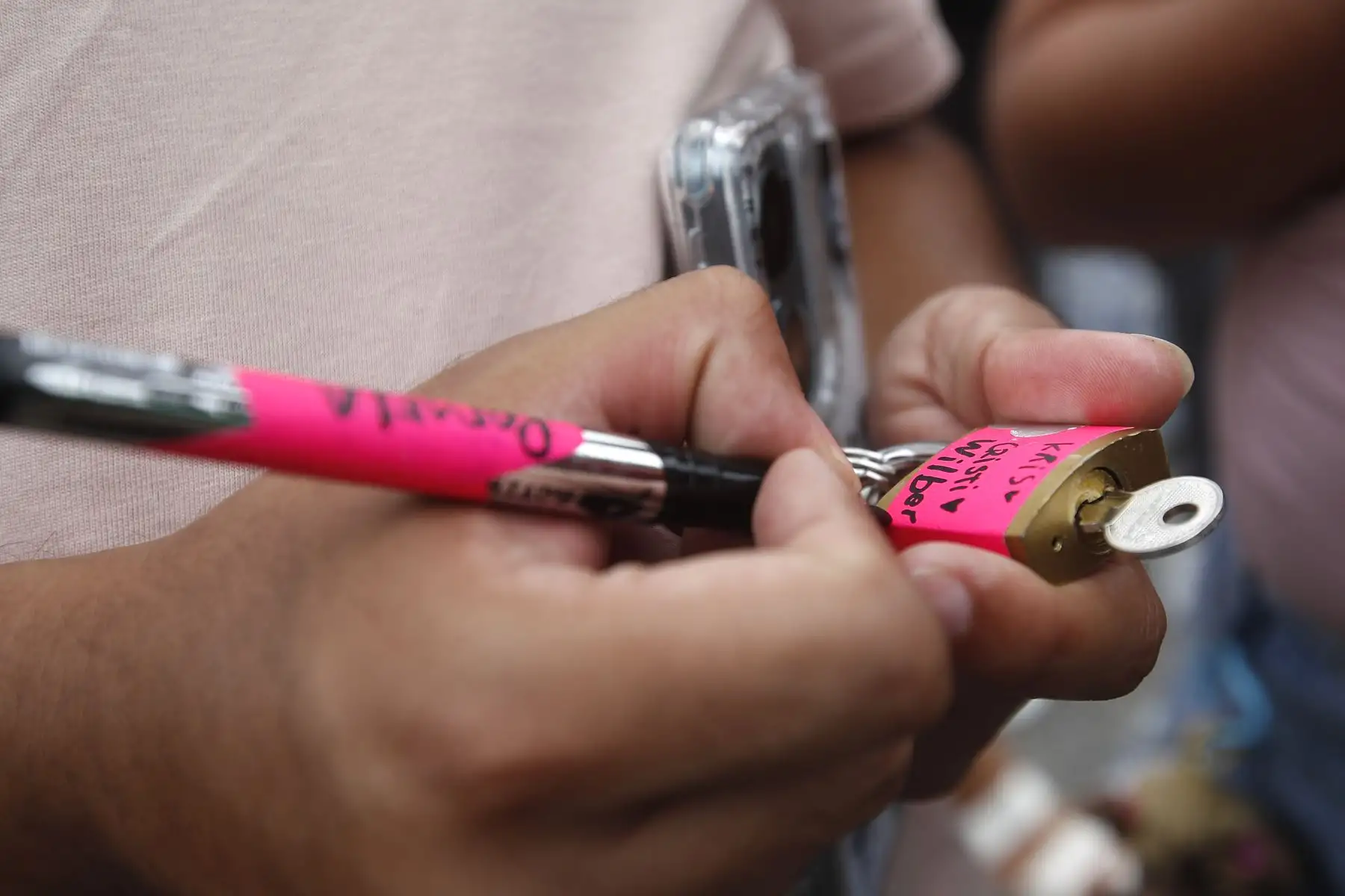 Parejas y amigos se congregan en el Parque del Amor en Miraflores para celebrar el Día de San Valentín con diversas actividades y momentos especiales.
Foto: ANDINA/ Eddy Ramos