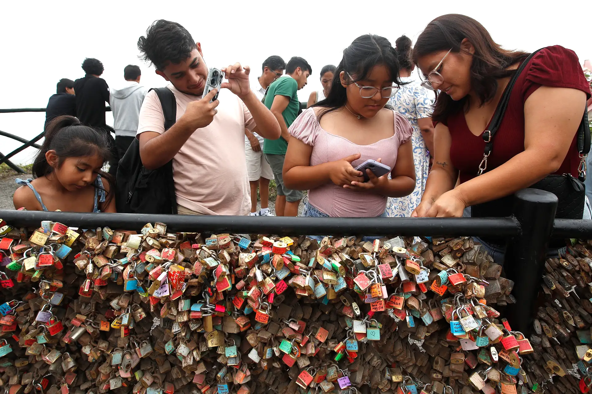Parejas y amigos se congregan en el Parque del Amor en Miraflores para celebrar el Día de San Valentín con diversas actividades y momentos especiales.
Foto: ANDINA/ Eddy Ramos