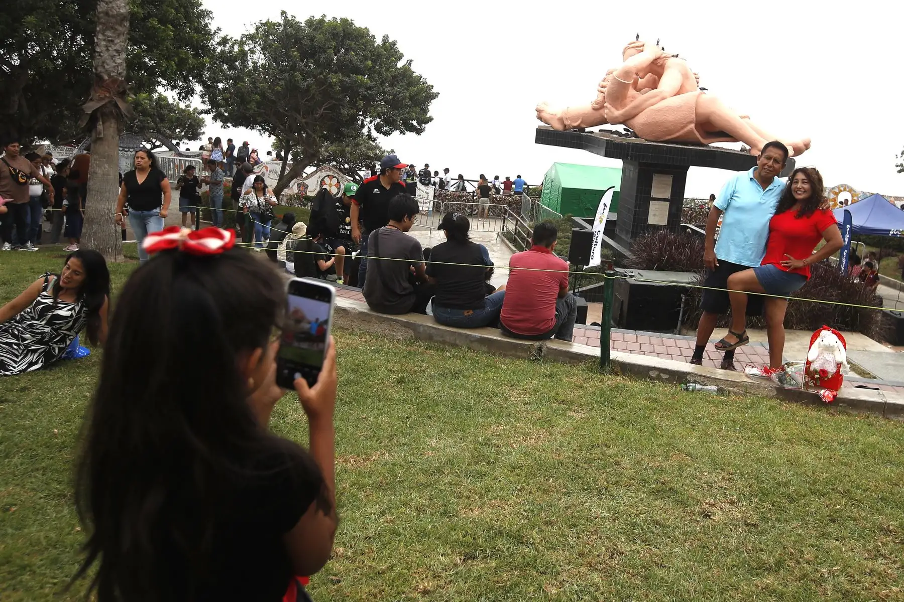 Hoy se celebra el Día del Amor y la Amistad, y como cada año, decenas de parejas, enamorados y amigos salen a pasear cerca al " Parque del Amor " donde se encuentra la emblemática escultura llamada " El Beso", obra del artista plástico, Víctor Delfín. 
Foto: ANDINA/ Eddy Ramos