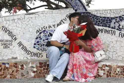 En el Día del Amor y la Amistad, decenas de limeños celebran en el Parque del Amor, en Miraflores