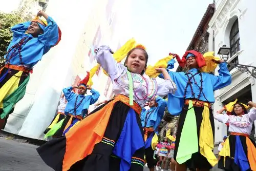 Pasacalle de tradición y color llena de vida el Centro Histórico de Lima