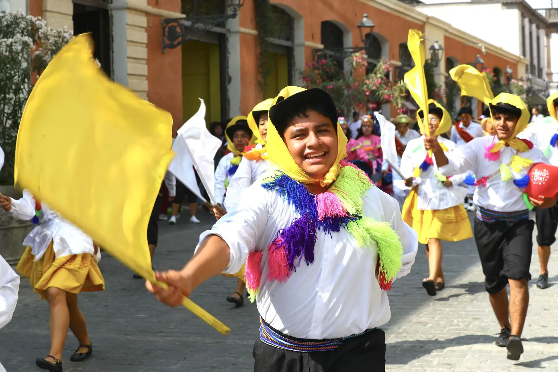 El pasacalle congregó a ciudadanos y visitantes, quienes disfrutaron de una jornada festiva que resaltó la riqueza cultural del país.
Foto: ANDINA/Verónica CalderónZúñiga
