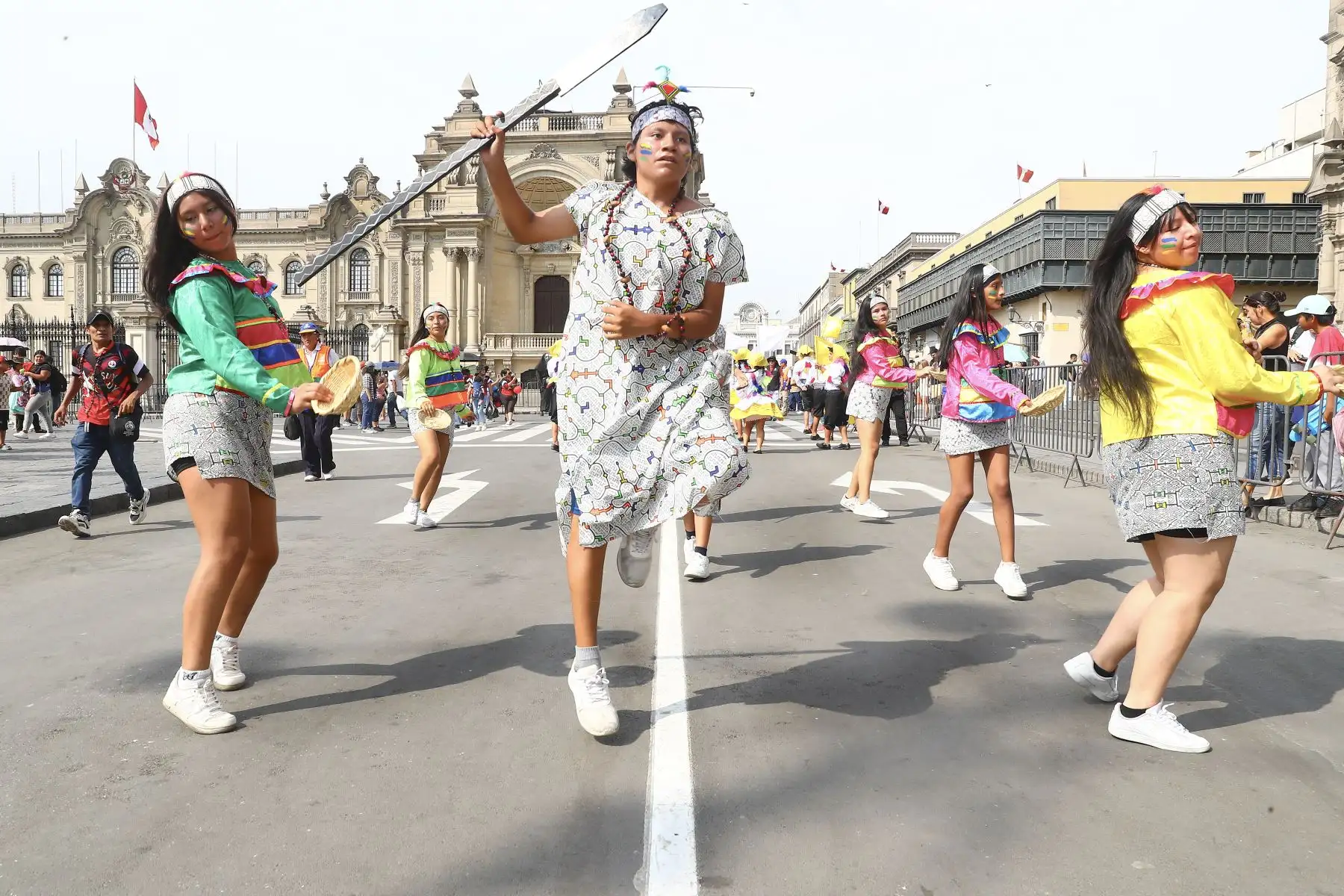 La imponente danza de la Yacumama cautivó con su representación mítica de la serpiente madre de los ríos amazónicos.
Foto: ANDINA/Verónica CalderónZúñiga