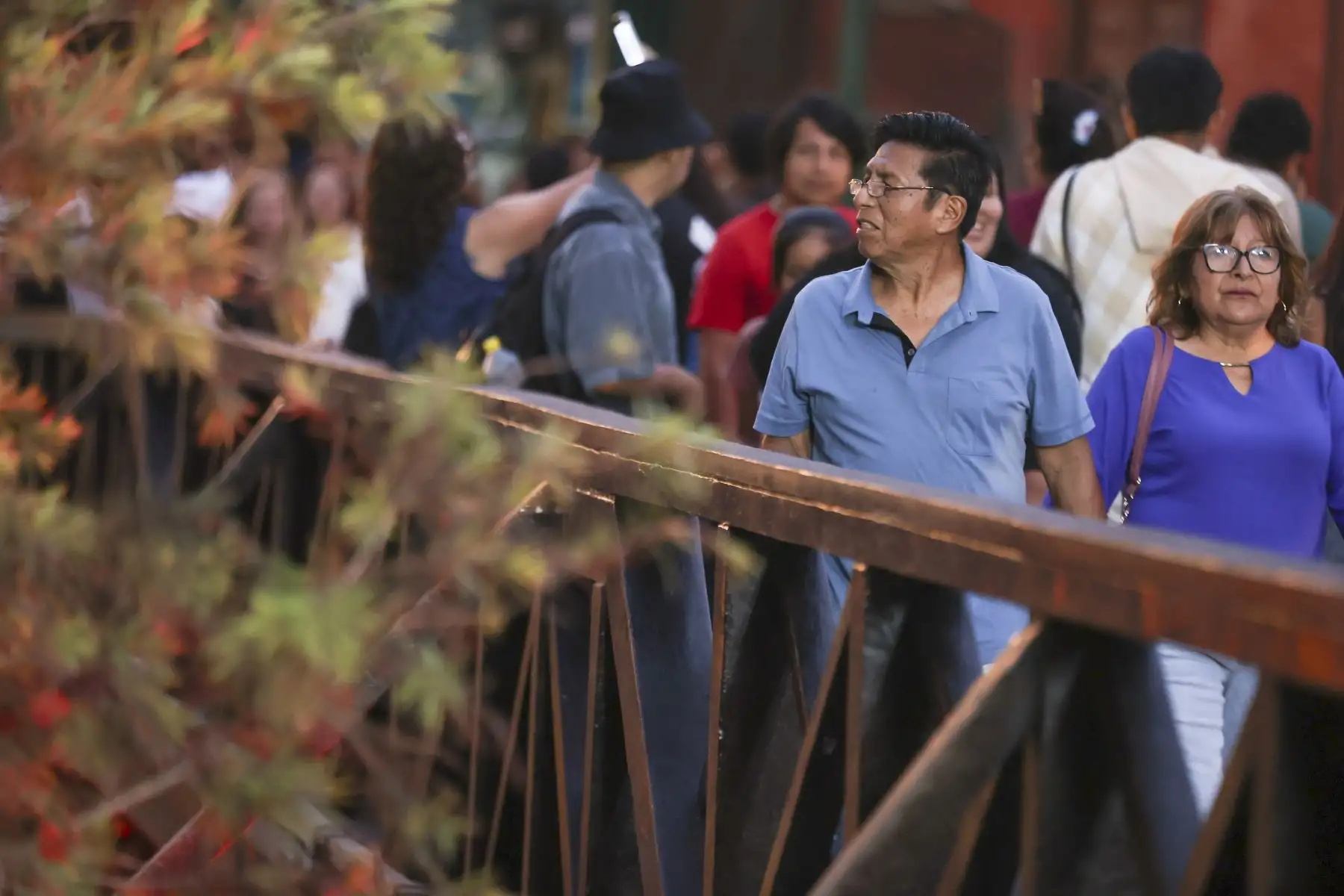 Los residentes expresaron su satisfacción por la apertura del monumento en una fecha tan especial. Señalaron que el puente no solo representa un espacio romántico, sino también un lugar de reunión y memoria colectiva. Foto: ANDINA/Jhonel Rodríguez Robles