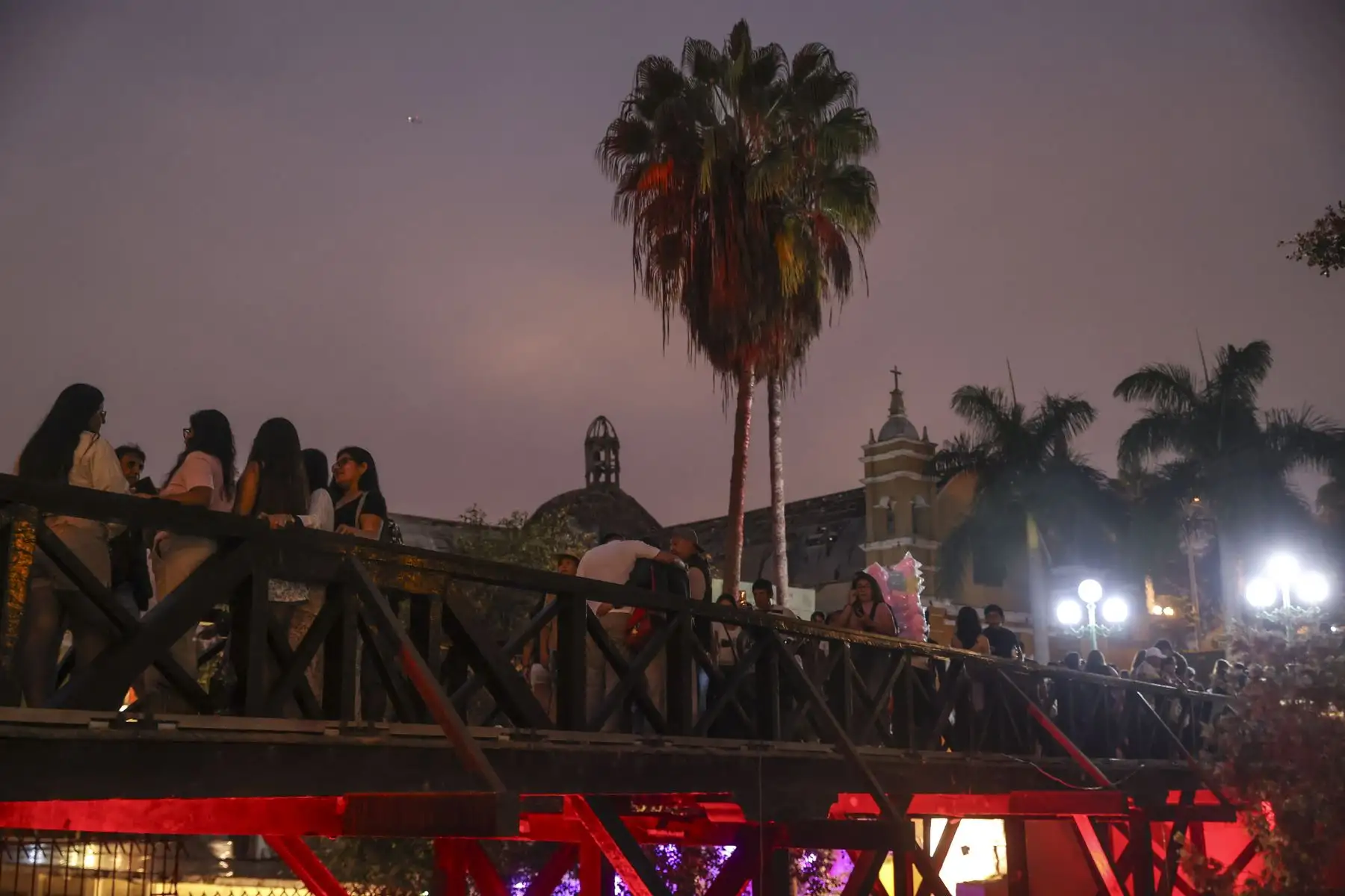 En las primeras horas del día, el flujo de visitantes fue moderado. Entre los transeúntes se observó a vecinos del distrito y deportistas que recorren habitualmente el tradicional paseo. Foto: ANDINA/Jhonel Rodríguez Robles