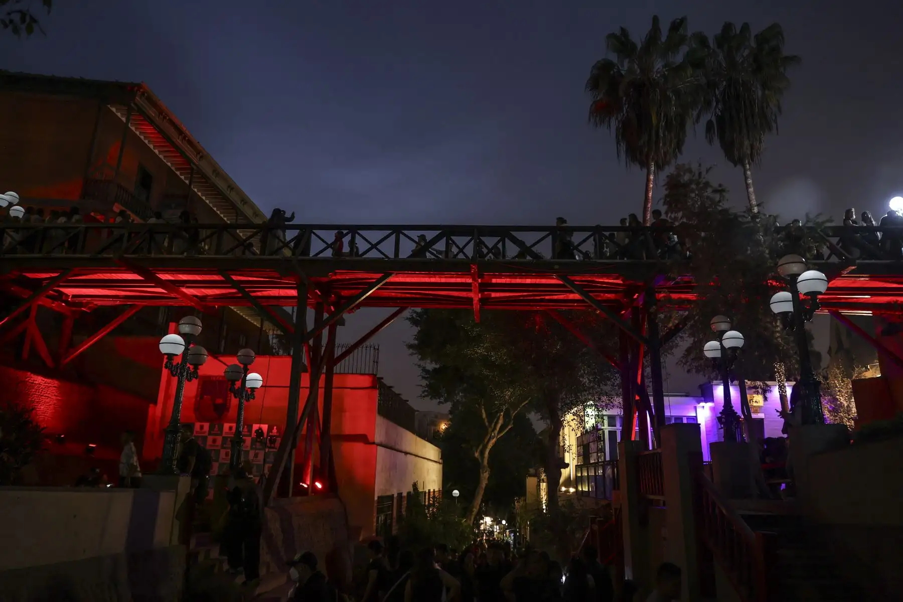 El Puente de los Suspiros, en el distrito limeño de Barranco, permanece abierto al público este 14 de febrero con motivo del Día de San Valentín. La medida permite que vecinos y visitantes disfruten de uno de los espacios más emblemáticos de la capital. Foto: ANDINA/Jhonel Rodríguez Robles
