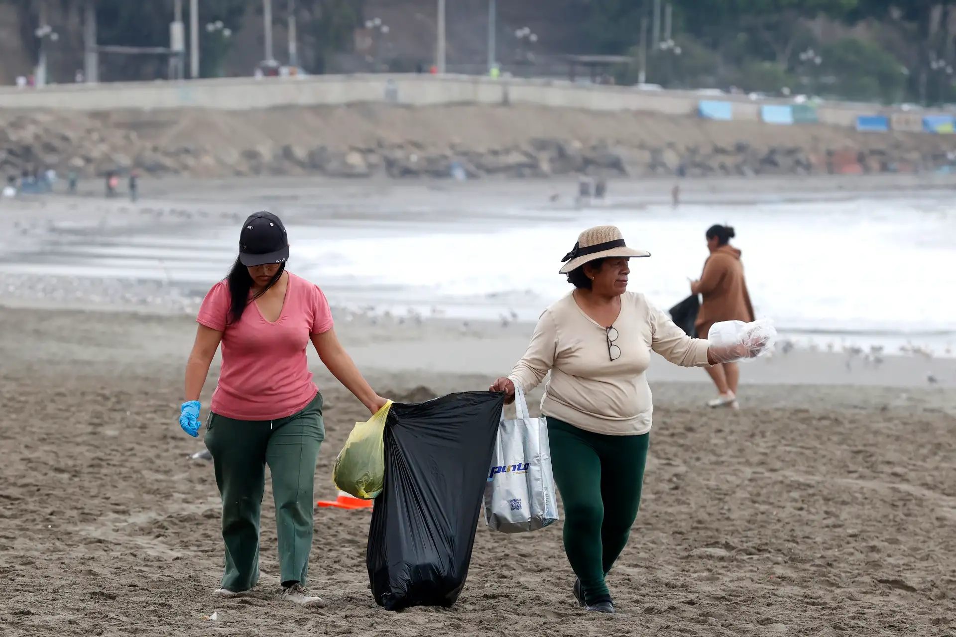 Municipalidad de Chorrillos no permite el ingreso de público a la playa Agua Dulce, este domingo 15, como protesta por la persistente acumulación de residuos dejados por los veraneantes, generando un riesgo para la salud pública y el medio ambiente.
Foto: ANDINA/Vidal Tarqui