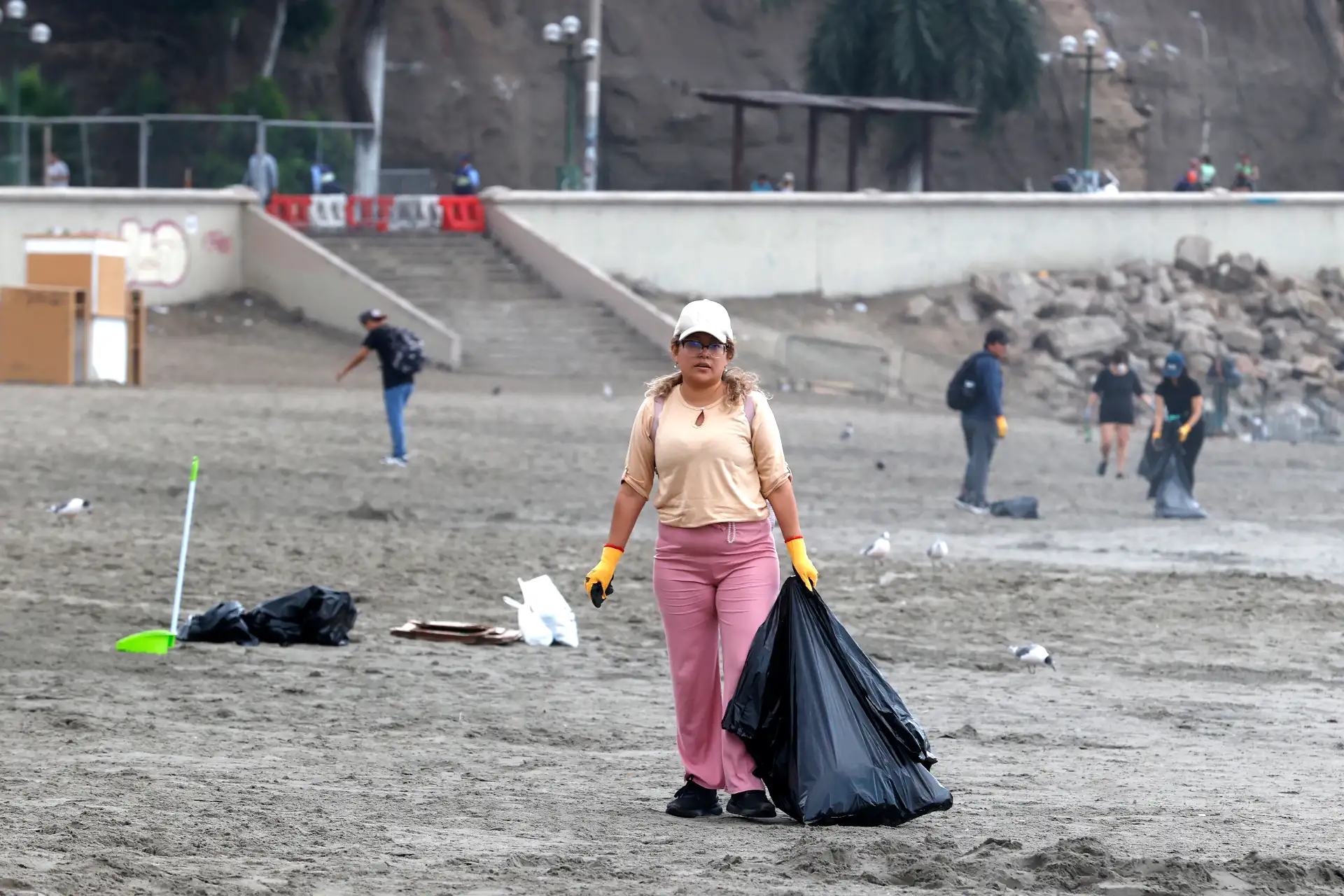 Según el alcalde de la Municipalidad de Chorrillos, Richard Cortez, en un solo fin de semana se recogen aproximadamente veinte toneladas de basura en la playa, cifra que desde diciembre asciende a unas doscientas cincuenta toneladas. 
Foto: ANDINA/ Vidal Tarqui