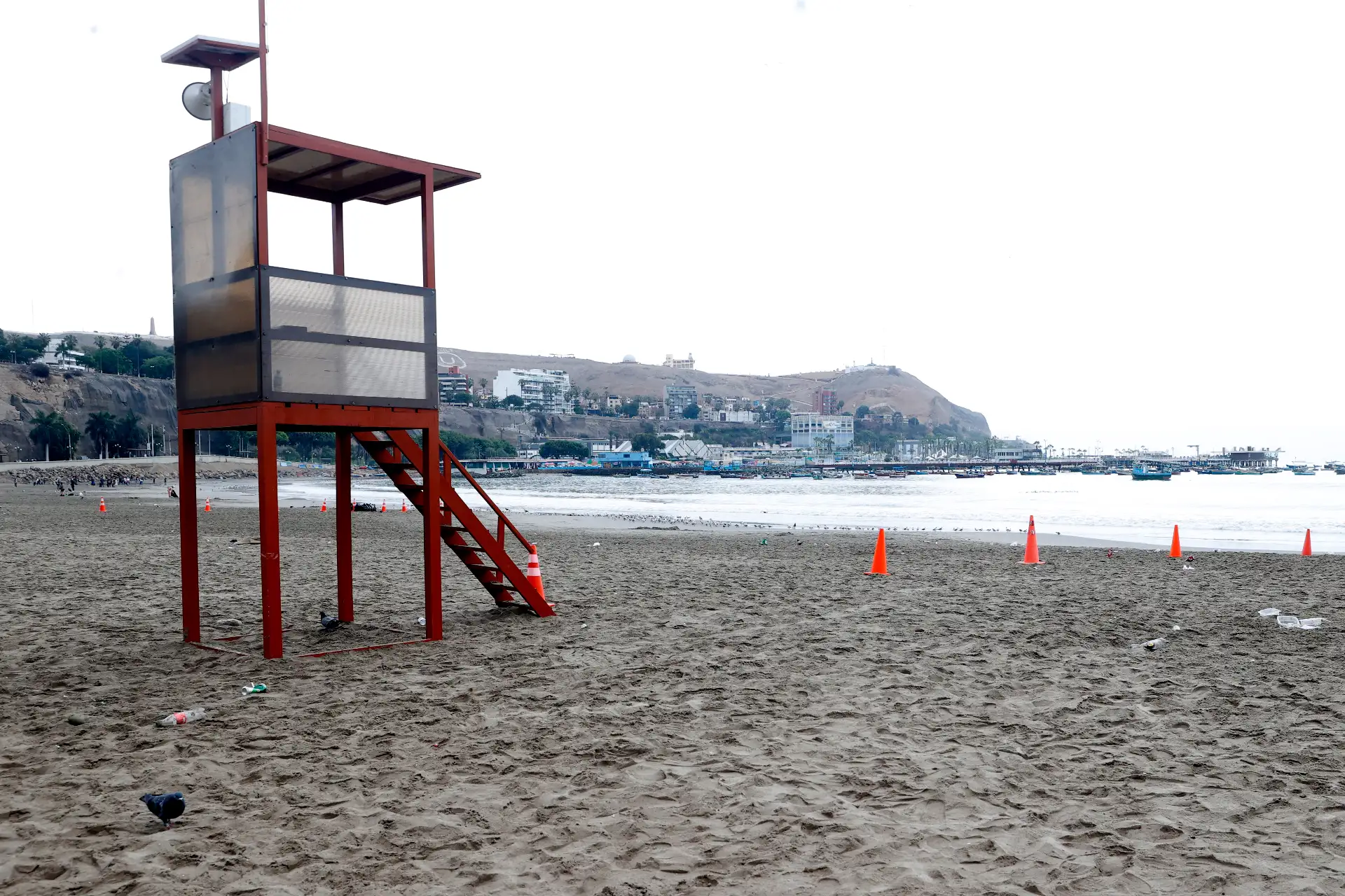 Playa Agua Dulce de Chorrillos, luce desolada ante el cierre temporal por contaminación ambiental. Según el alcalde de la Municipalidad de Chorrillos, Richard Cortez, en un solo fin de semana se recogen aproximadamente veinte toneladas de basura en la playa.
Foto: ANDINA/ Vidal Tarqui