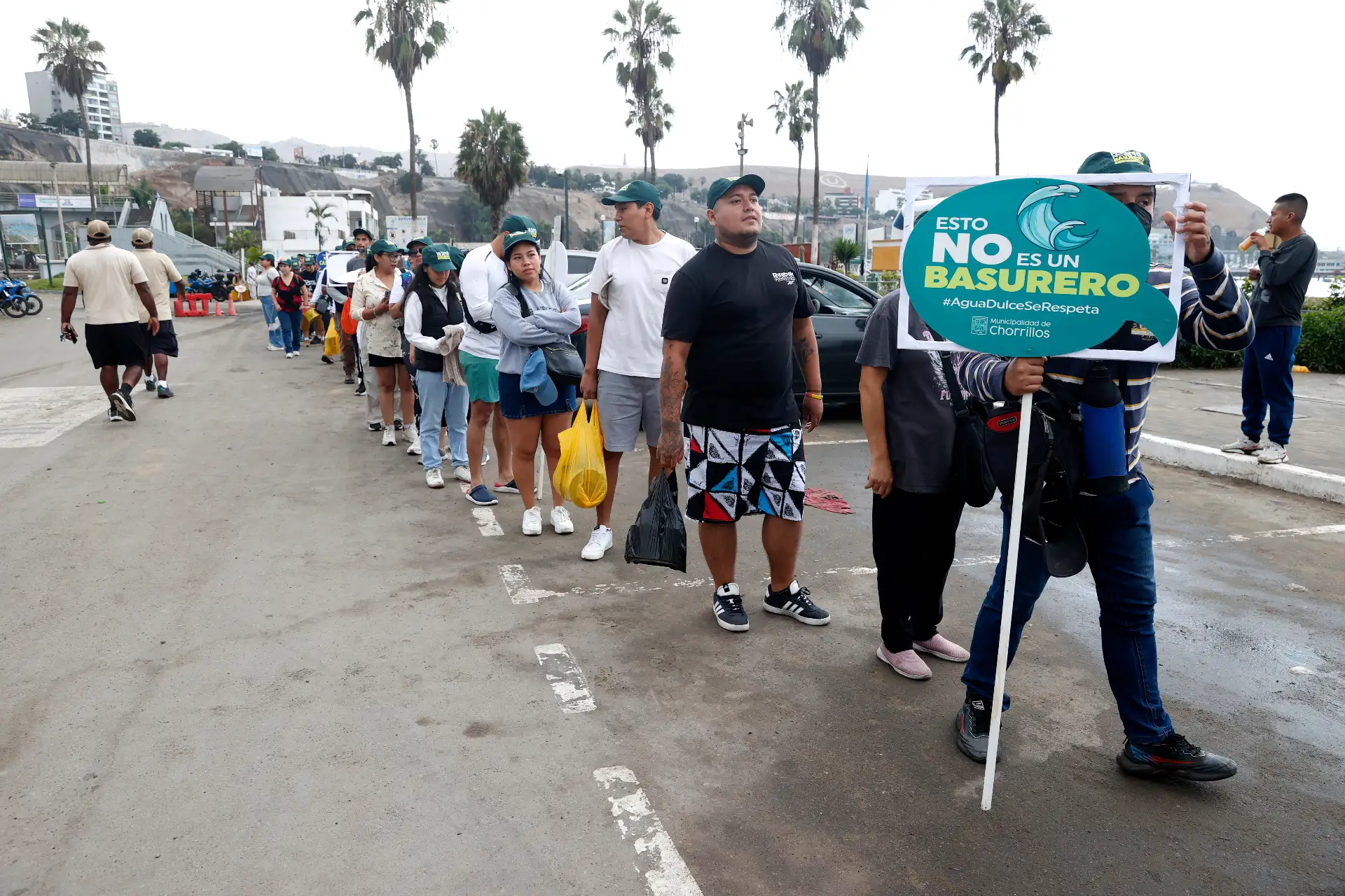 Playa Agua Dulce de Chorrillos, luce desolada ante el cierre temporal por contaminación ambiental. Según el alcalde de la Municipalidad de Chorrillos, Richard Cortez, en un solo fin de semana se recogen aproximadamente veinte toneladas de basura en la playa.
Foto: ANDINA/ Vidal Tarqui
