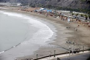 La restricción de ingreso a bañistas se mantiene esta mañana en la playa Agua Dulce. Foto: ANDINA/Vidal Tarqui