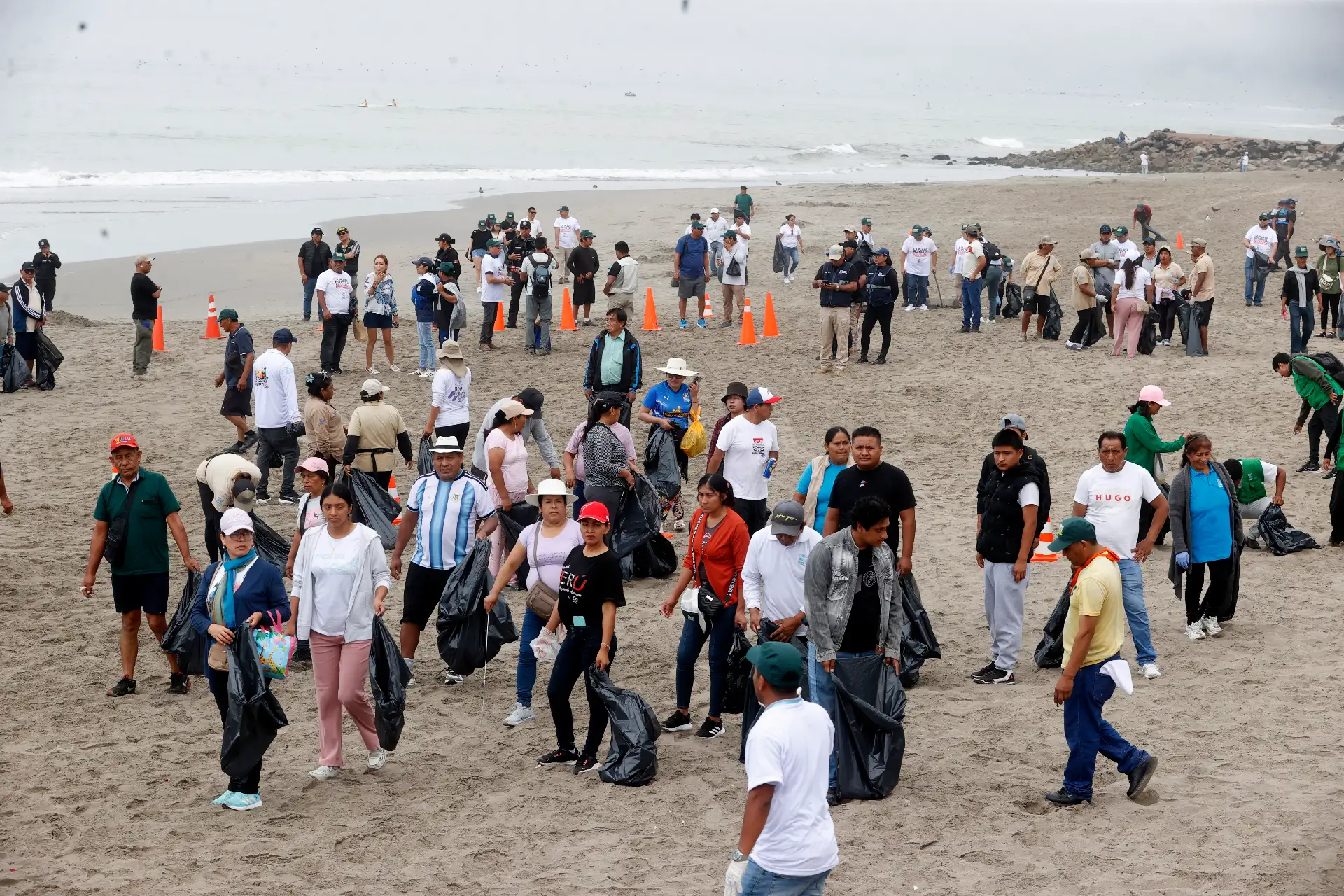 Voluntarios de la Municipalidad de Chorrillos realizan la recolección de residuos, basura y desechos provocado por los veraneantes. En un solo fin de semana se recogen aproximadamente veinte toneladas de basura en la playa, cifra que desde diciembre asciende a unas doscientas cincuenta toneladas. 
Foto: ANDINA/ Vidal Tarqui