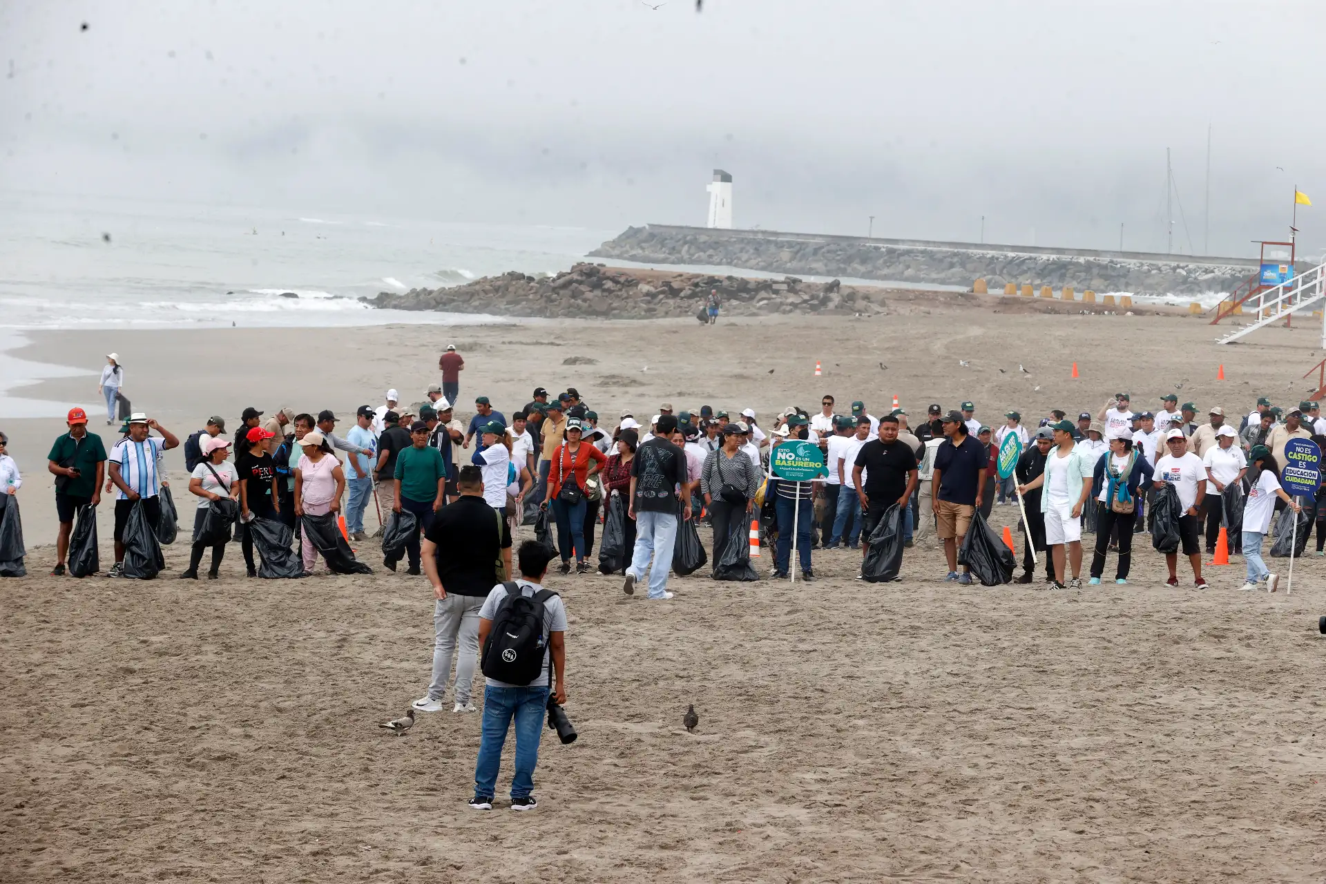 Voluntarios de la Municipalidad de Chorrillos realizan la recolección de residuos, basura y desechos provocado por los veraneantes. En un solo fin de semana se recogen aproximadamente veinte toneladas de basura en la playa, cifra que desde diciembre asciende a unas doscientas cincuenta toneladas. 
Foto: ANDINA/ Vidal Tarqui