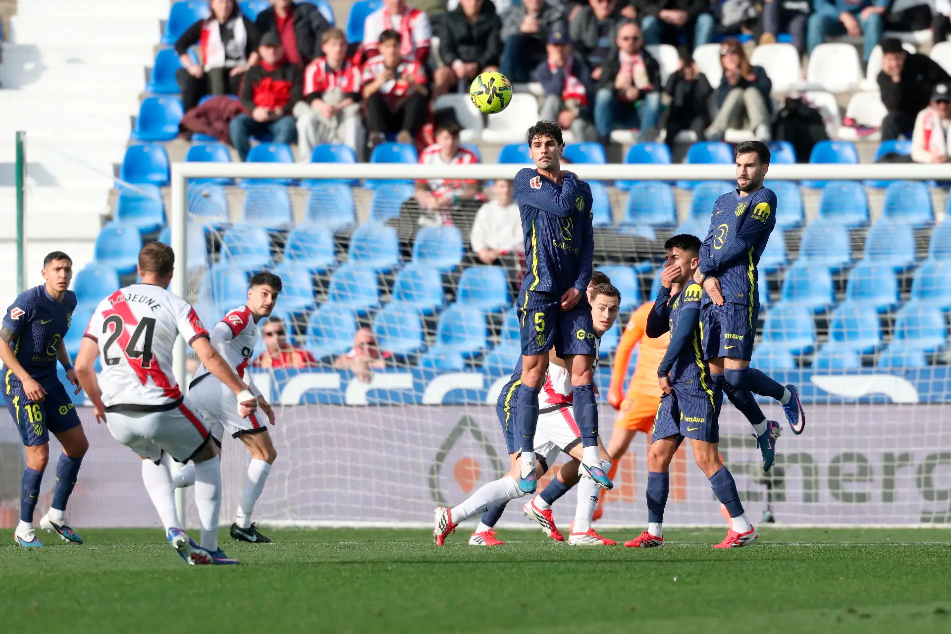 El defensa francés del Rayo Vallecano, Florian Lejeune, intenta un tiro libre durante el partido de la liga española entre el Rayo Vallecano de Madrid y el Club Atlético de Madrid en el Estadio Butarque en Leganés, al sur de Madrid.
Foto: AFP
