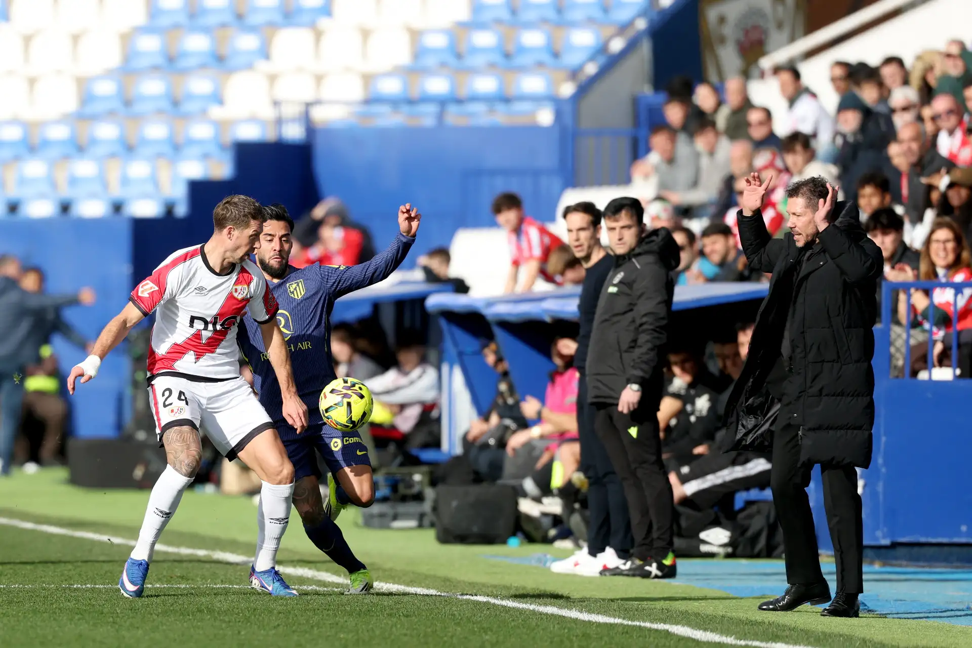 El defensa francés del Rayo Vallecano, Florian Lejeune, disputa el balón con el centrocampista argentino  del Atlético de Madrid, Nico González, junto al entrenador argentino del Atlético de Madrid, Diego Simeone , durante el partido de la liga española entre el Rayo Vallecano de Madrid y el Club Atlético de Madrid en el Estadio Butarque en Leganés, al sur de Madrid.
Foto: AFP