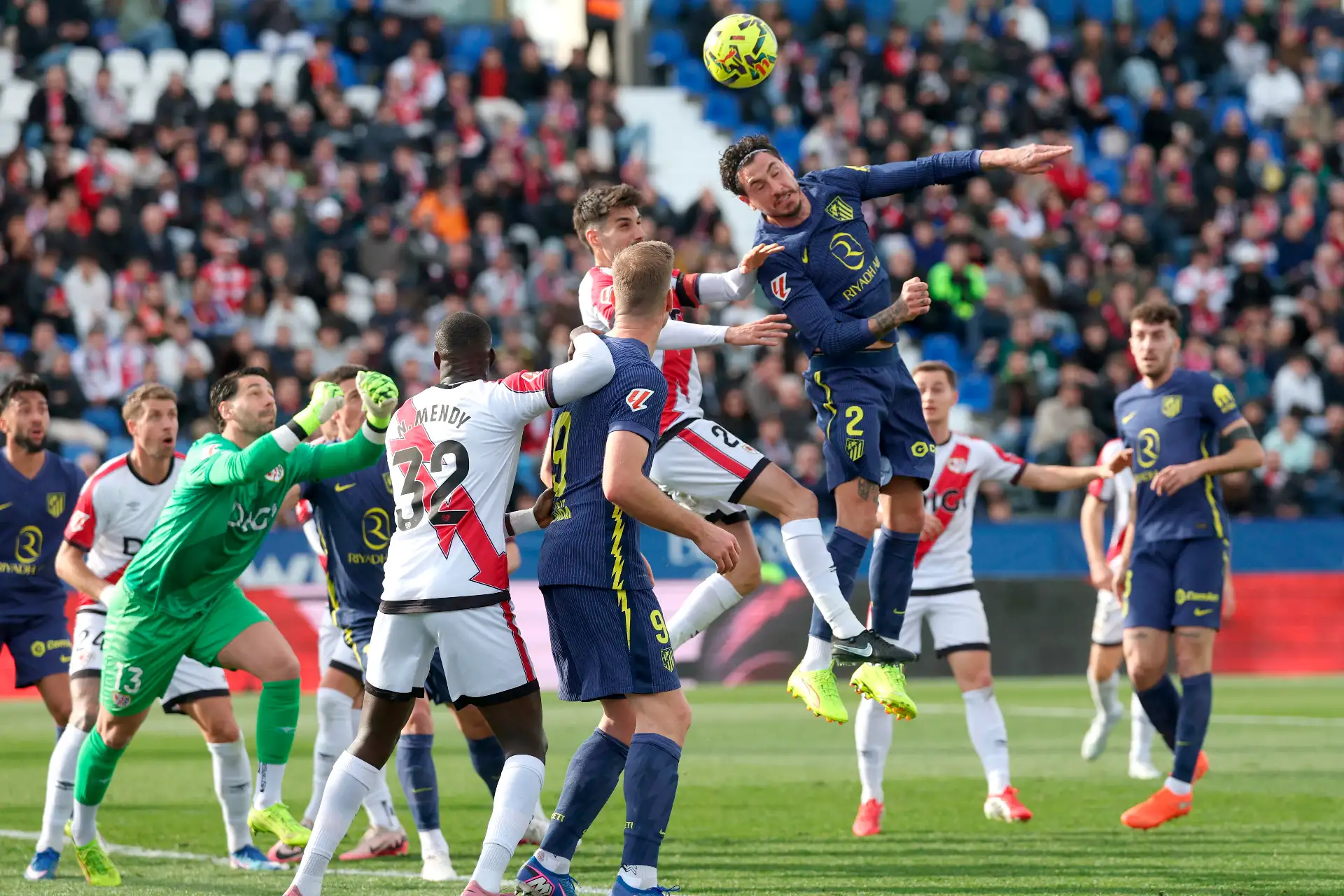 El defensa rumano del Rayo Vallecano, Andrei Ratiu , cabecea el balón durante el partido de la liga española entre el Rayo Vallecano de Madrid y el Club Atlético de Madrid en el estadio Butarque de Leganés, al sur de Madrid.
Foto: AFP