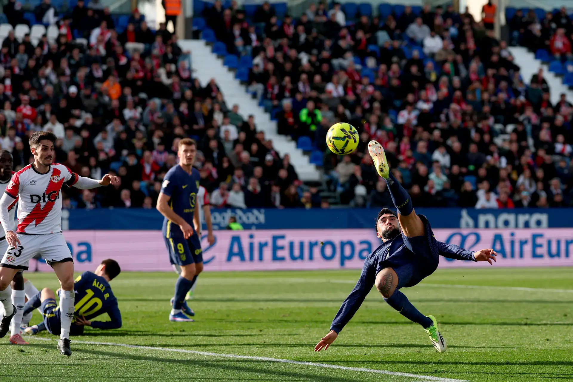 El centrocampista argentino del Atlético de Madrid, Nico González, intenta una chilena durante el partido de la liga española entre el Rayo Vallecano de Madrid y el Club Atlético de Madrid en el estadio Butarque de Leganés, al sur de Madrid.
Foto: AFP
