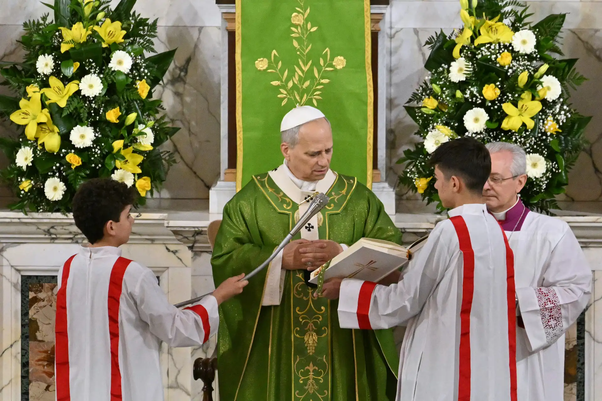 El Papa León XIV oficia una misa durante una visita pastoral a la parroquia de Santa María Reina de la Paz en Ostia Lido, cerca de Roma.
Foto: AFP