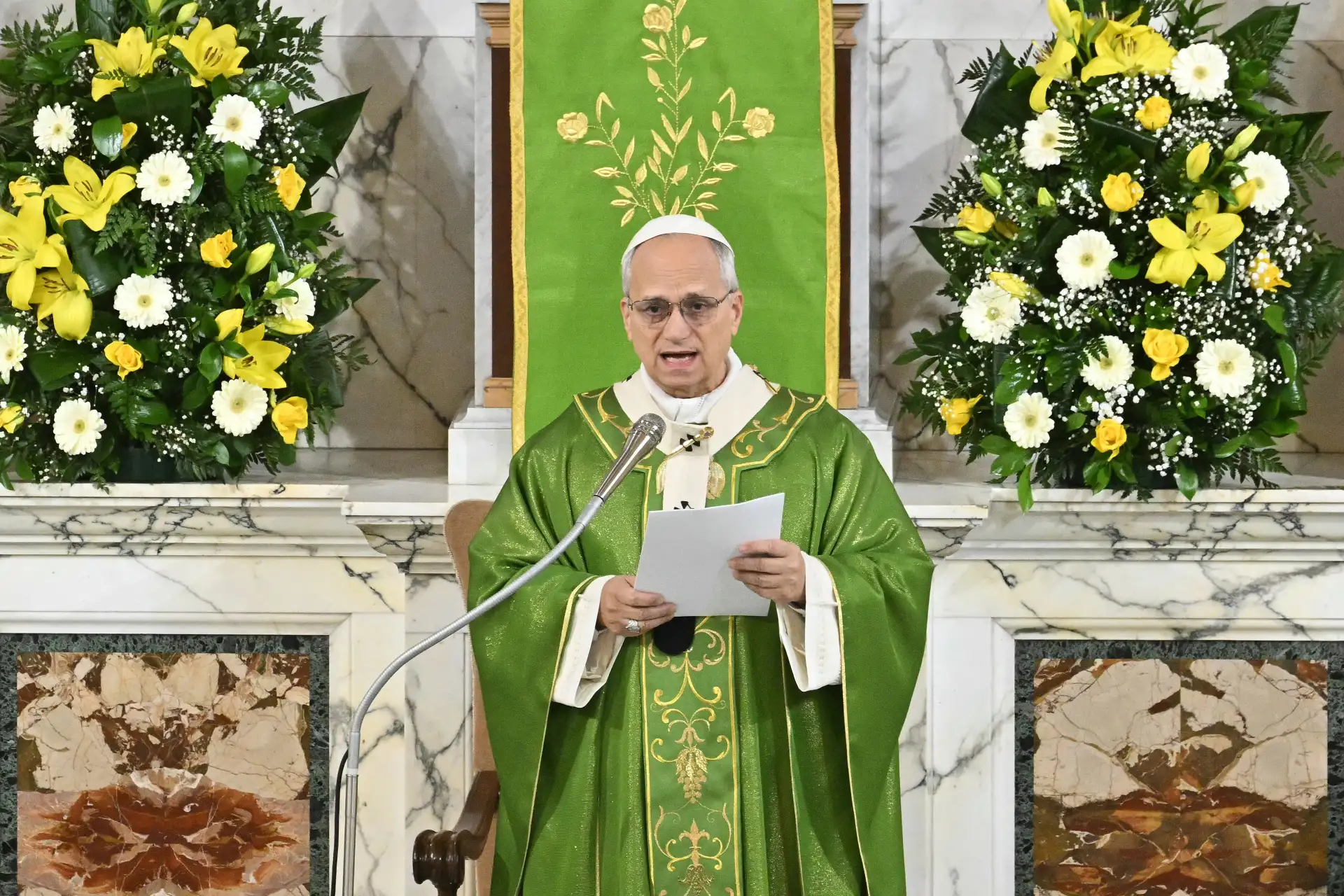 El Papa León XIV oficia una misa durante una visita pastoral a la parroquia de Santa María Reina de la Paz en Ostia Lido, cerca de Roma.
Foto: AFP