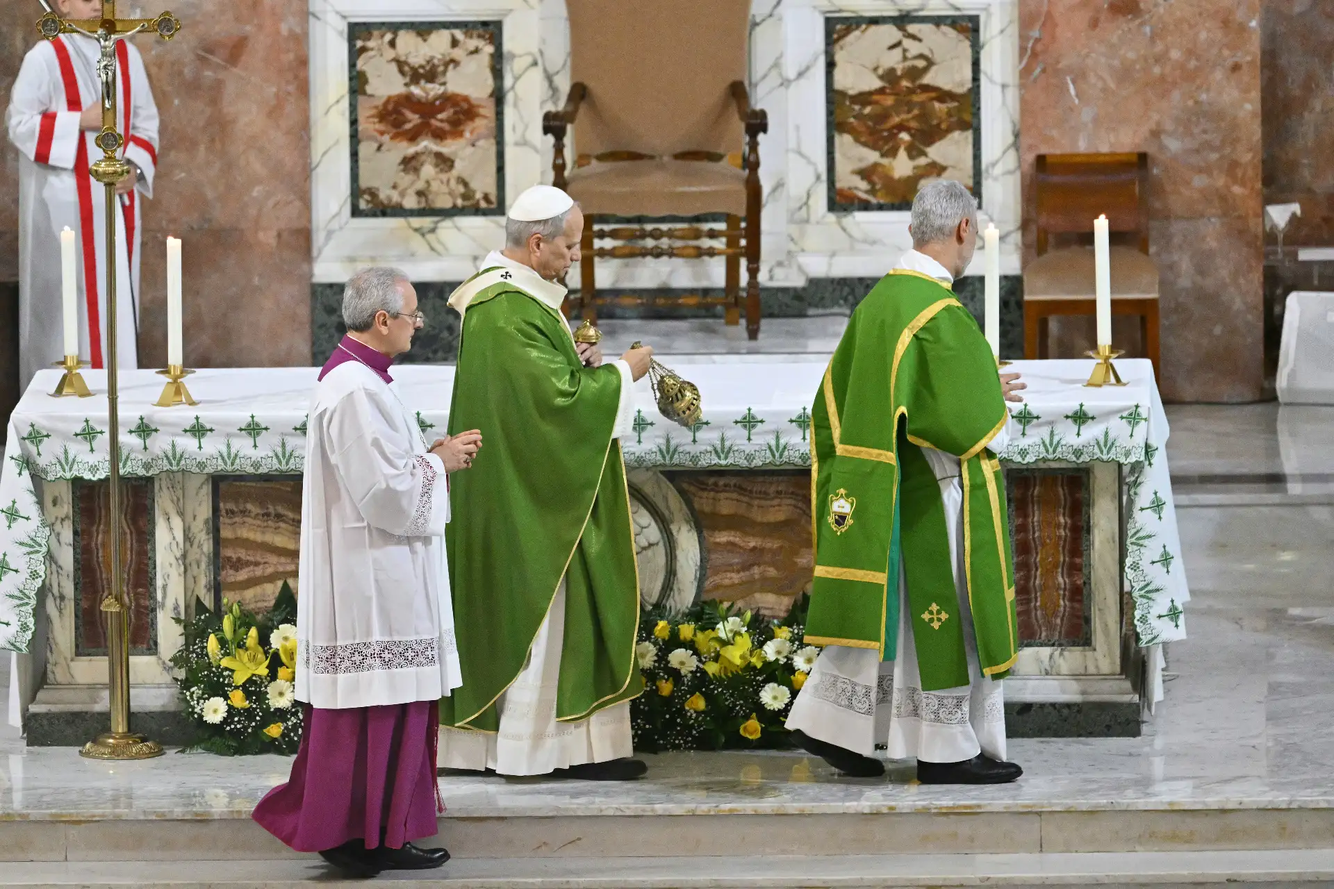 El Papa León XIV oficia una misa durante una visita pastoral a la parroquia de Santa María Reina de la Paz en Ostia Lido, cerca de Roma.
Foto: AFP