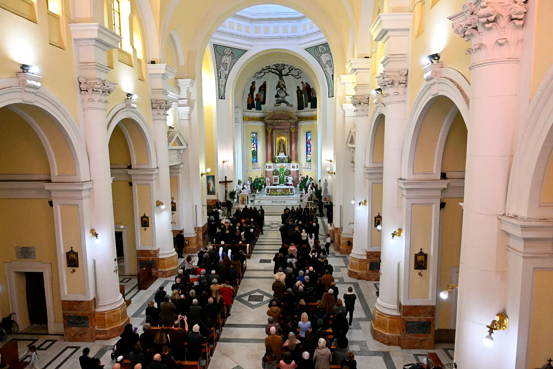 El Papa León XIV oficia una misa durante una visita pastoral a la parroquia de Santa María Reina de la Paz en Ostia Lido, cerca de Roma.
Foto: AFP