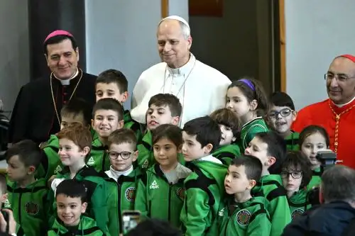 El Papa León XIV oficia una misa durante una visita pastoral a la parroquia de Santa María Reina cerca de Roma