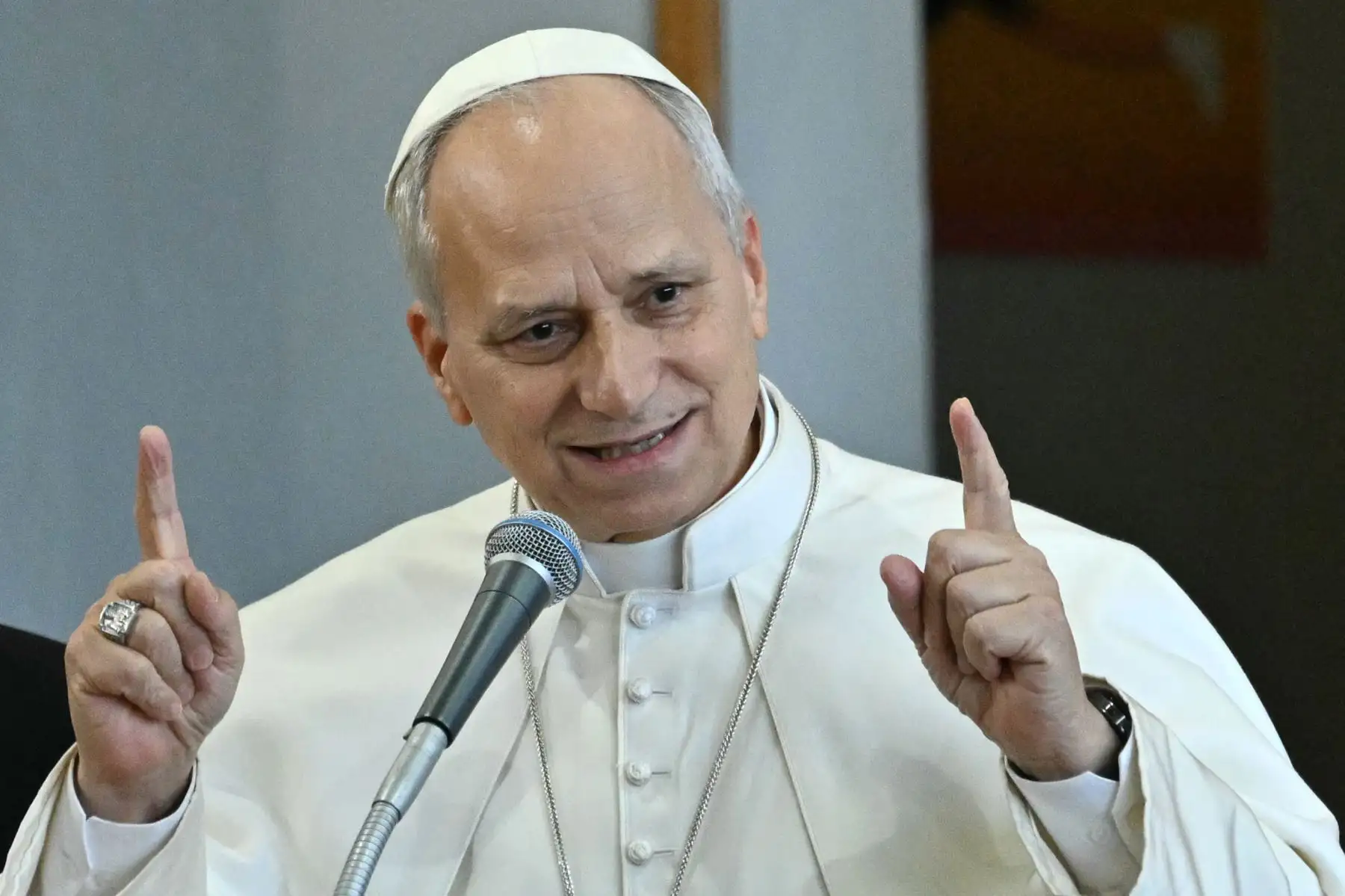 El papa León XIV asiste a una visita pastoral a la parroquia de Santa María Reina de la Paz en Ostia Lido, cerca de Roma.
Foto: AFP