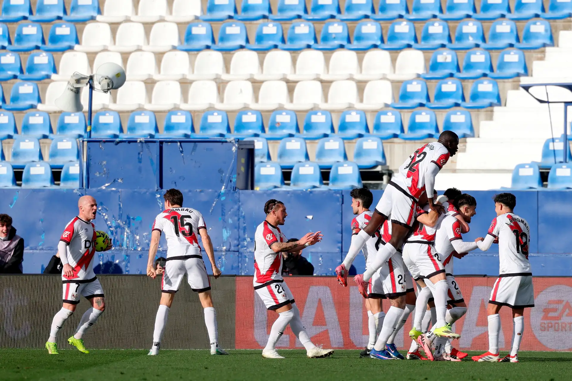 El centrocampista español del Rayo Vallecano, Fran Pérez , celebra el primer gol de su equipo con sus compañeros durante el partido de la liga española entre el Rayo Vallecano de Madrid y el Club Atlético de Madrid en el Estadio Butarque en Leganés, al sur de Madrid.
Foto: AFP