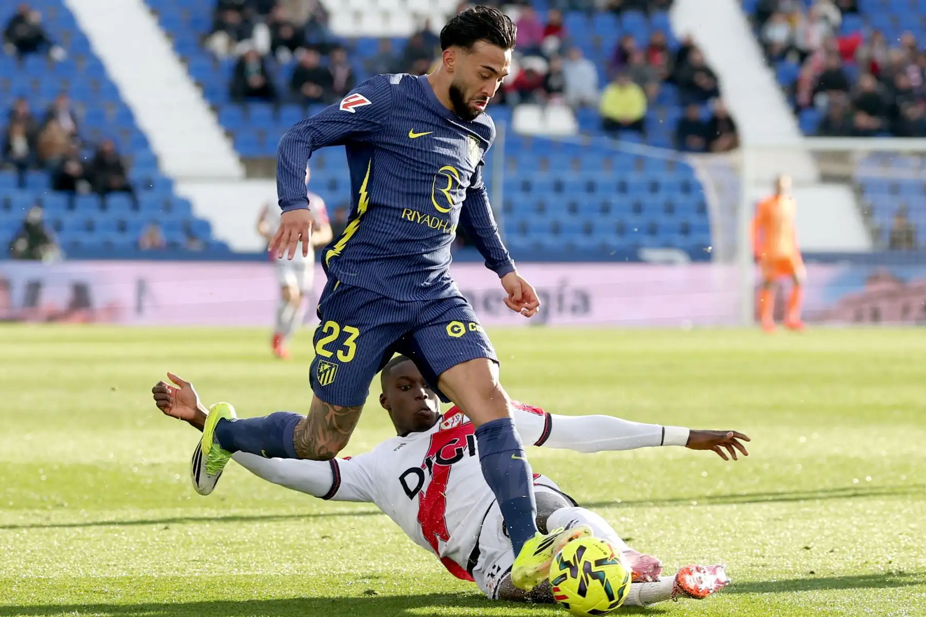 El centrocampista argentino  del Atlético de Madrid, Nico González, lucha por el balón con el defensa senegalés  del Rayo Vallecano, Nobel Mendy , durante el partido de la liga española entre el Rayo Vallecano de Madrid y el Club Atlético de Madrid en el Estadio Butarque en Leganés, al sur de Madrid.
Foto: AFP