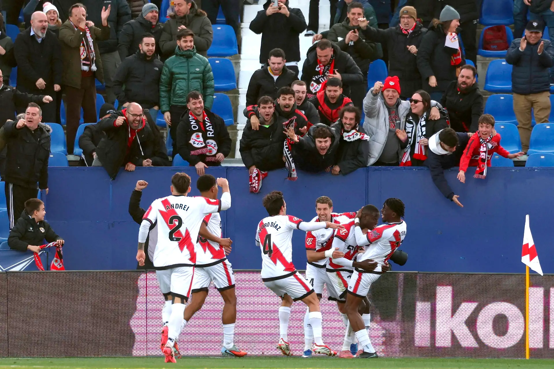 El defensa senegalés del Rayo Vallecano, Nobel Mendy , celebra el tercer gol de su equipo con sus compañeros durante el partido de la liga española entre el Rayo Vallecano de Madrid y el Club Atlético de Madrid en el Estadio Butarque en Leganés, al sur de Madrid.
Foto: AFP