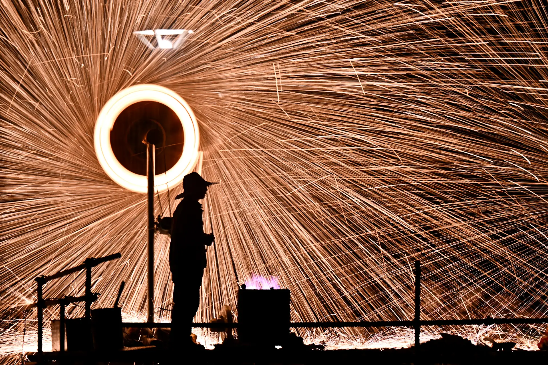Un hombre realiza fuegos artificiales con hierro fundido en un parque de Pekín, antes del Año Nuevo Lunar del Caballo.
Foto: AFP