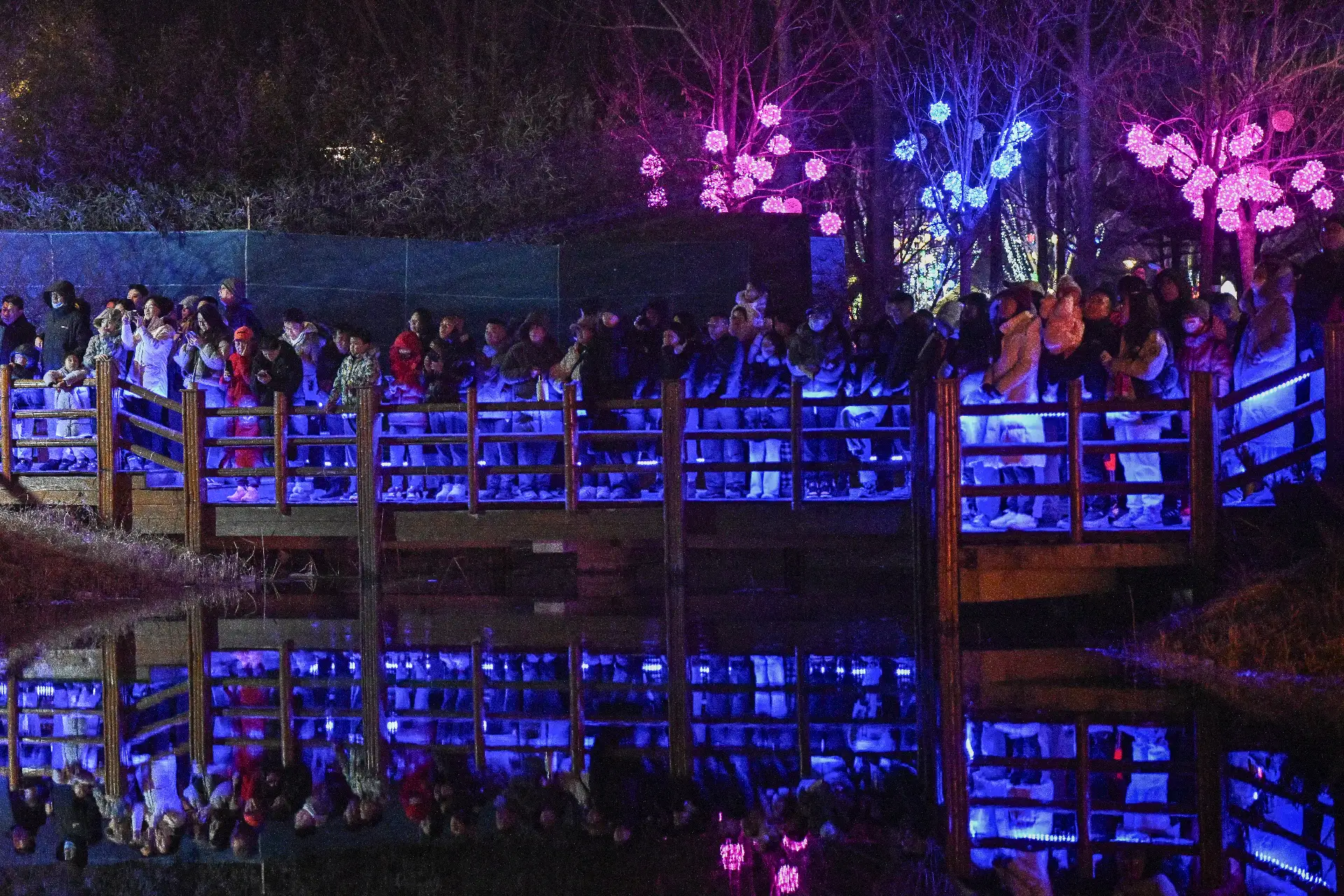 Personas visitan un parque en Pekín, antes del Año Nuevo Lunar del Caballo. 
Foto: AFP