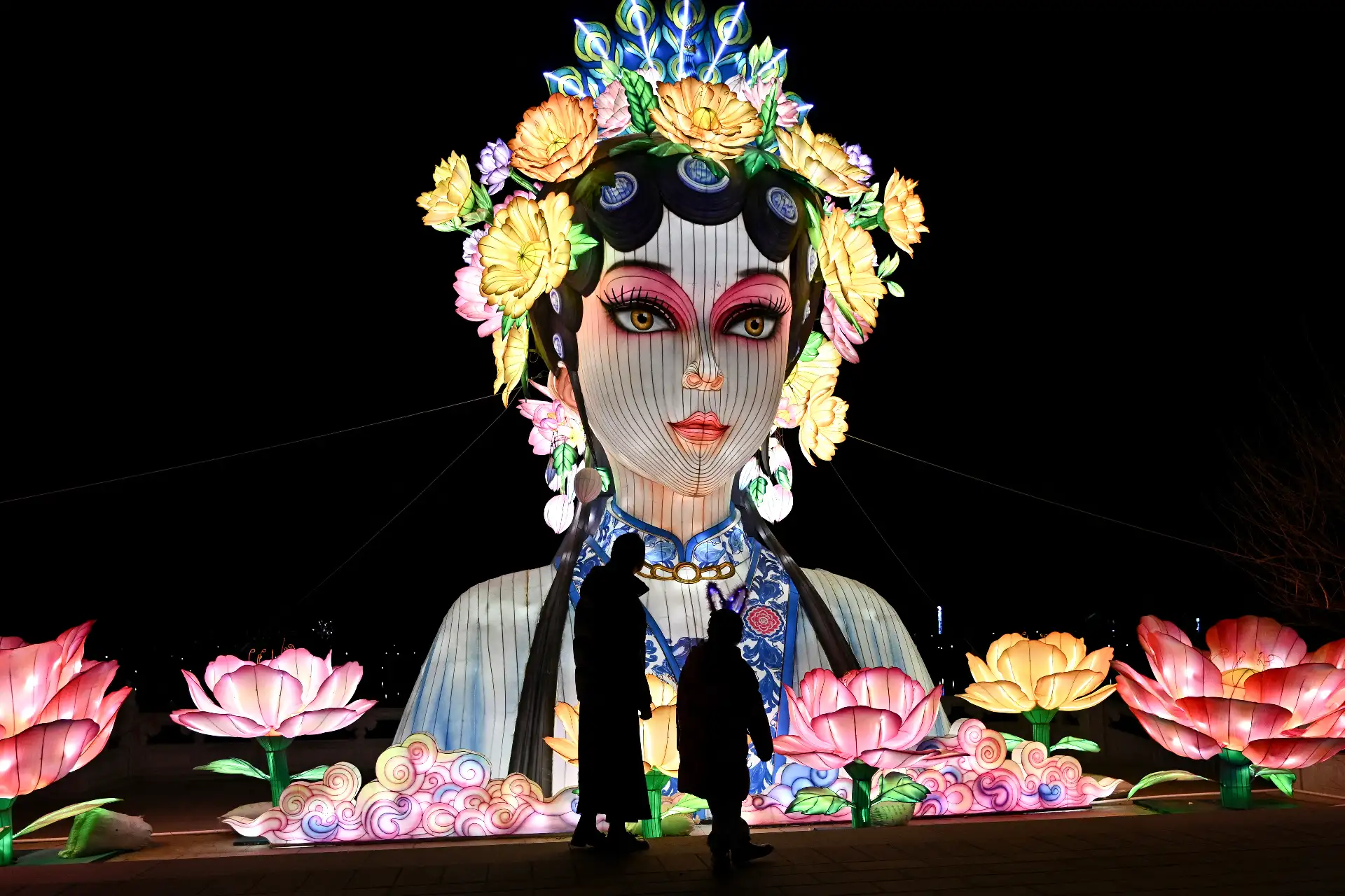 Personas visitan un parque en Pekín, antes del Año Nuevo Lunar del Caballo.
Foto: AFP