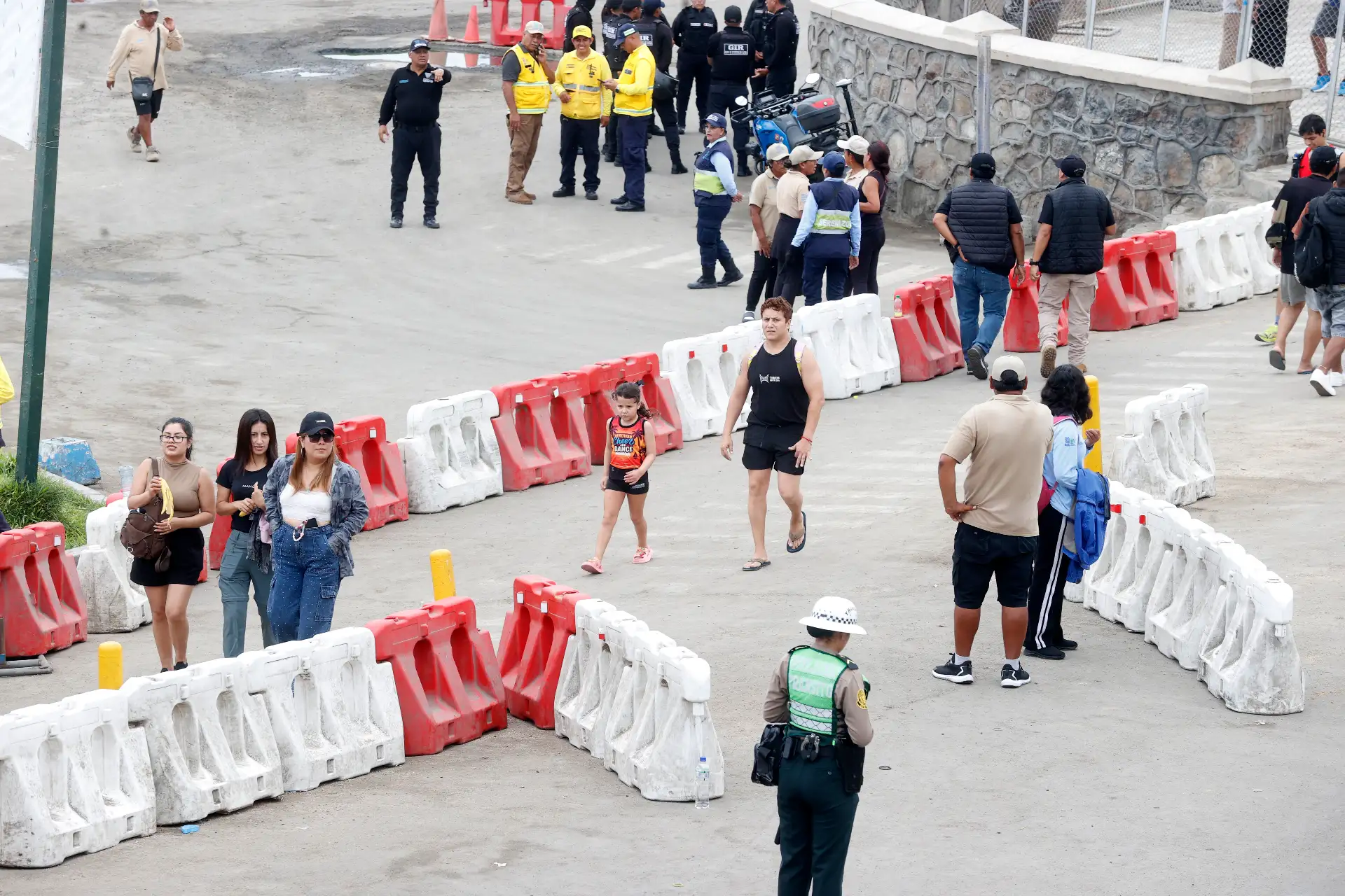La medida busca evitar que, ante la afluencia masiva habitual de los domingos, el balneario vuelva a ser contaminado con grandes volúmenes de residuos sólidos.
Foto: ANDINA/Vidal Tarqui